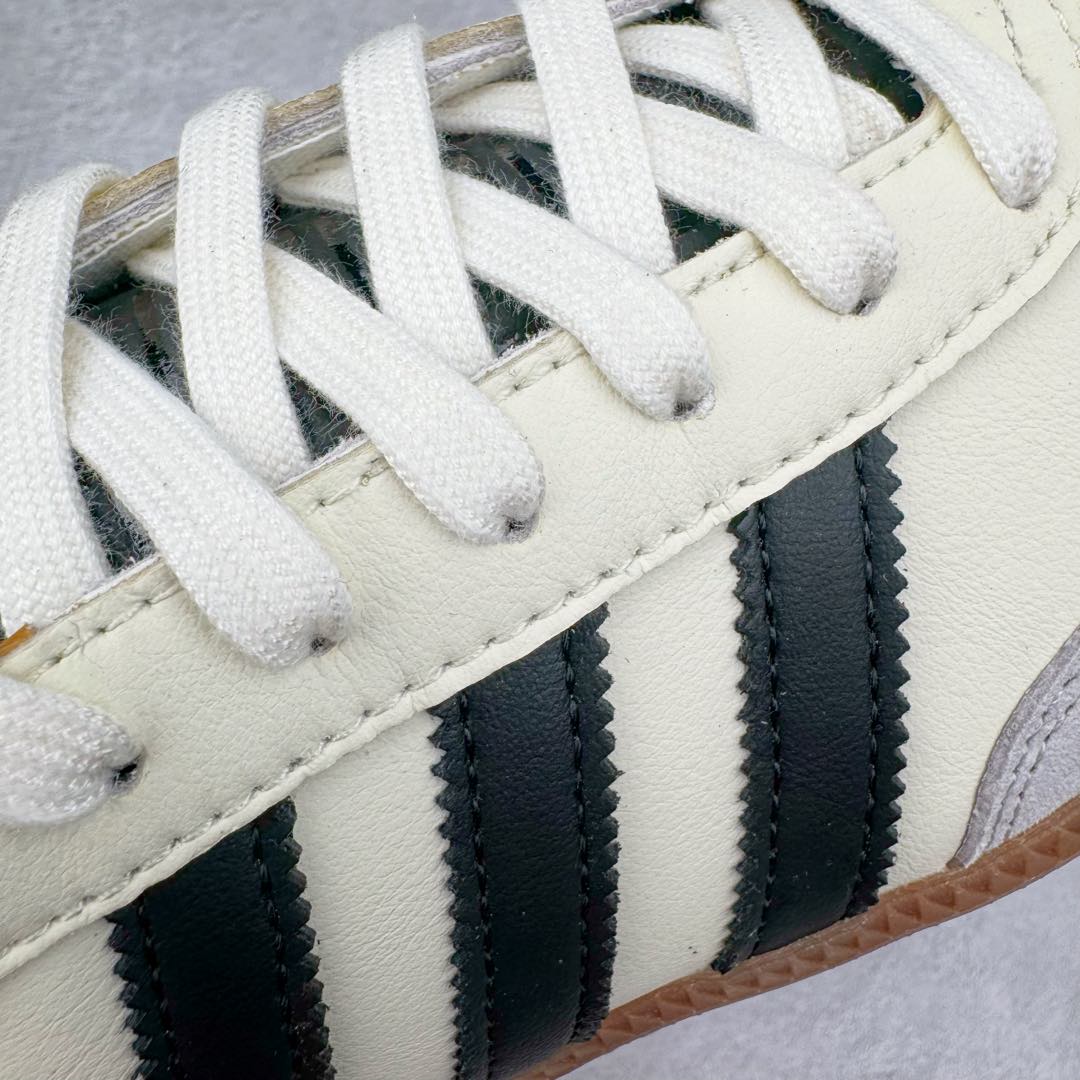图片[17]-＃M版纯原福利 JJJJound x AD Originals Samba Classic\\\”Studded Pack Black\\\”桑巴舞系列绅士德训足球风百搭低帮休闲运动板鞋 联名奶白灰黑 ID8708 原装头层牛皮加持 正确烫金高频细节 原装纳米超迁皮料 独家私模橡胶大底 原盒原配 正确黑色中底布 这款桑巴鞋展示了高质量的工艺 带有装饰的超锁缝制和无缝的手感 柔软、柔软的皮革造型和标志性的3条纹完成了精致的外观 正规合身鞋带 鞋面上有绒面鞋垫 橡胶鞋底 享受正畸套筒软感 自50年代首次亮相以来就一直在赢得粉丝的青睐 尺码：36 36.5 37.5 38 38.5 39 40 40.5 41 42 42.5 43 44 44.5 45-选品中心