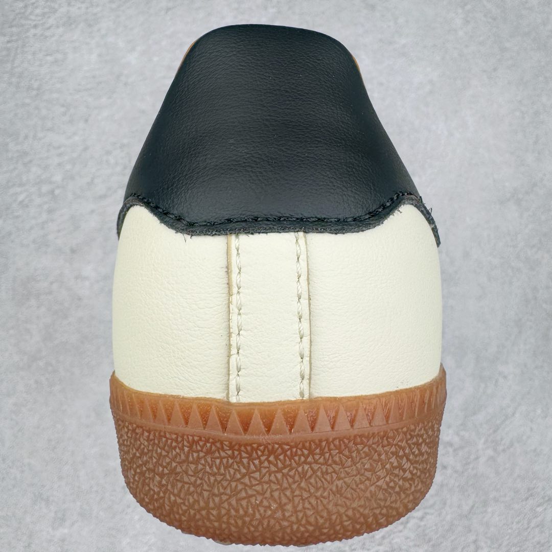 图片[8]-＃M版纯原福利 JJJJound x AD Originals Samba Classic\\\”Studded Pack Black\\\”桑巴舞系列绅士德训足球风百搭低帮休闲运动板鞋 联名奶白灰黑 ID8708 原装头层牛皮加持 正确烫金高频细节 原装纳米超迁皮料 独家私模橡胶大底 原盒原配 正确黑色中底布 这款桑巴鞋展示了高质量的工艺 带有装饰的超锁缝制和无缝的手感 柔软、柔软的皮革造型和标志性的3条纹完成了精致的外观 正规合身鞋带 鞋面上有绒面鞋垫 橡胶鞋底 享受正畸套筒软感 自50年代首次亮相以来就一直在赢得粉丝的青睐 尺码：36 36.5 37.5 38 38.5 39 40 40.5 41 42 42.5 43 44 44.5 45-选品中心