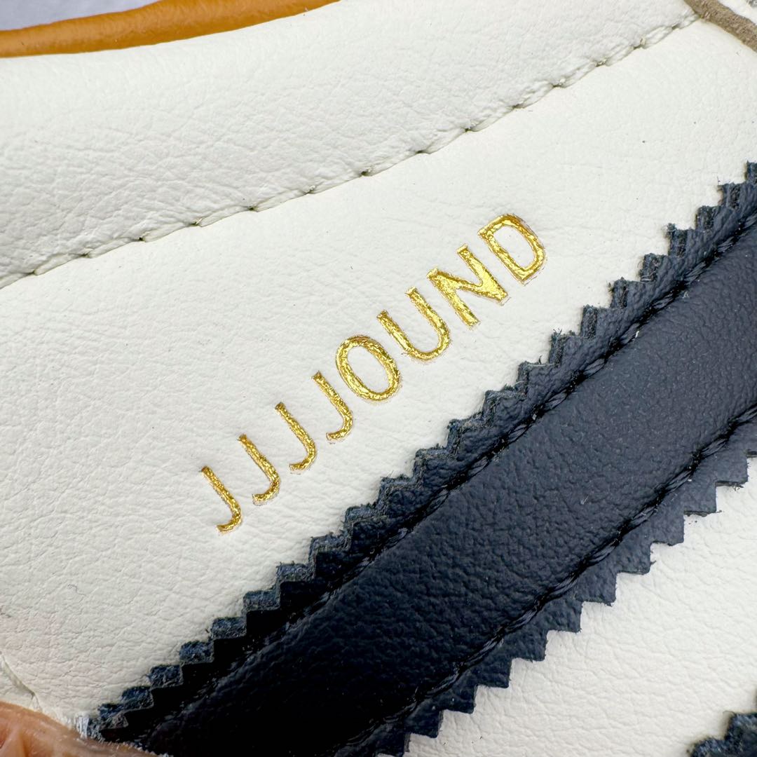 图片[15]-＃M版纯原福利 JJJJound x AD Originals Samba Classic\\\”Studded Pack Black\\\”桑巴舞系列绅士德训足球风百搭低帮休闲运动板鞋 联名奶白灰黑 ID8708 原装头层牛皮加持 正确烫金高频细节 原装纳米超迁皮料 独家私模橡胶大底 原盒原配 正确黑色中底布 这款桑巴鞋展示了高质量的工艺 带有装饰的超锁缝制和无缝的手感 柔软、柔软的皮革造型和标志性的3条纹完成了精致的外观 正规合身鞋带 鞋面上有绒面鞋垫 橡胶鞋底 享受正畸套筒软感 自50年代首次亮相以来就一直在赢得粉丝的青睐 尺码：36 36.5 37.5 38 38.5 39 40 40.5 41 42 42.5 43 44 44.5 45-选品中心