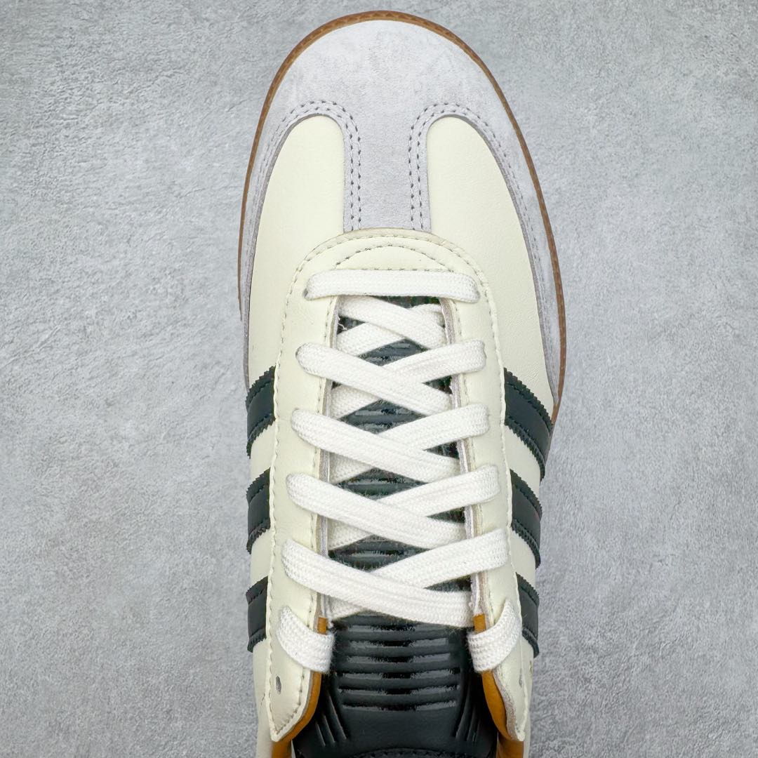 图片[4]-＃M版纯原福利 JJJJound x AD Originals Samba Classic\\\”Studded Pack Black\\\”桑巴舞系列绅士德训足球风百搭低帮休闲运动板鞋 联名奶白灰黑 ID8708 原装头层牛皮加持 正确烫金高频细节 原装纳米超迁皮料 独家私模橡胶大底 原盒原配 正确黑色中底布 这款桑巴鞋展示了高质量的工艺 带有装饰的超锁缝制和无缝的手感 柔软、柔软的皮革造型和标志性的3条纹完成了精致的外观 正规合身鞋带 鞋面上有绒面鞋垫 橡胶鞋底 享受正畸套筒软感 自50年代首次亮相以来就一直在赢得粉丝的青睐 尺码：36 36.5 37.5 38 38.5 39 40 40.5 41 42 42.5 43 44 44.5 45-选品中心