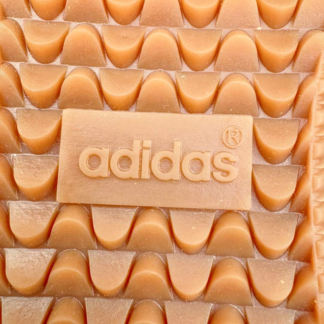 图片[20]-＃M版纯原福利 JJJJound x AD Originals Samba Classic\\\”Studded Pack Black\\\”桑巴舞系列绅士德训足球风百搭低帮休闲运动板鞋 联名奶白灰黑 ID8708 原装头层牛皮加持 正确烫金高频细节 原装纳米超迁皮料 独家私模橡胶大底 原盒原配 正确黑色中底布 这款桑巴鞋展示了高质量的工艺 带有装饰的超锁缝制和无缝的手感 柔软、柔软的皮革造型和标志性的3条纹完成了精致的外观 正规合身鞋带 鞋面上有绒面鞋垫 橡胶鞋底 享受正畸套筒软感 自50年代首次亮相以来就一直在赢得粉丝的青睐 尺码：36 36.5 37.5 38 38.5 39 40 40.5 41 42 42.5 43 44 44.5 45-选品中心