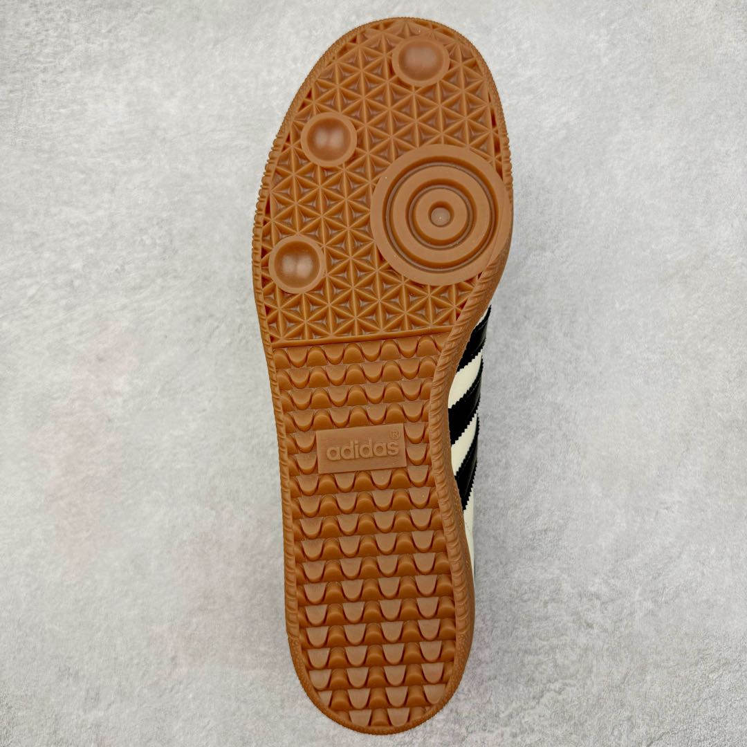 图片[9]-＃M版纯原福利 JJJJound x AD Originals Samba Classic\\\”Studded Pack Black\\\”桑巴舞系列绅士德训足球风百搭低帮休闲运动板鞋 联名奶白灰黑 ID8708 原装头层牛皮加持 正确烫金高频细节 原装纳米超迁皮料 独家私模橡胶大底 原盒原配 正确黑色中底布 这款桑巴鞋展示了高质量的工艺 带有装饰的超锁缝制和无缝的手感 柔软、柔软的皮革造型和标志性的3条纹完成了精致的外观 正规合身鞋带 鞋面上有绒面鞋垫 橡胶鞋底 享受正畸套筒软感 自50年代首次亮相以来就一直在赢得粉丝的青睐 尺码：36 36.5 37.5 38 38.5 39 40 40.5 41 42 42.5 43 44 44.5 45-选品中心