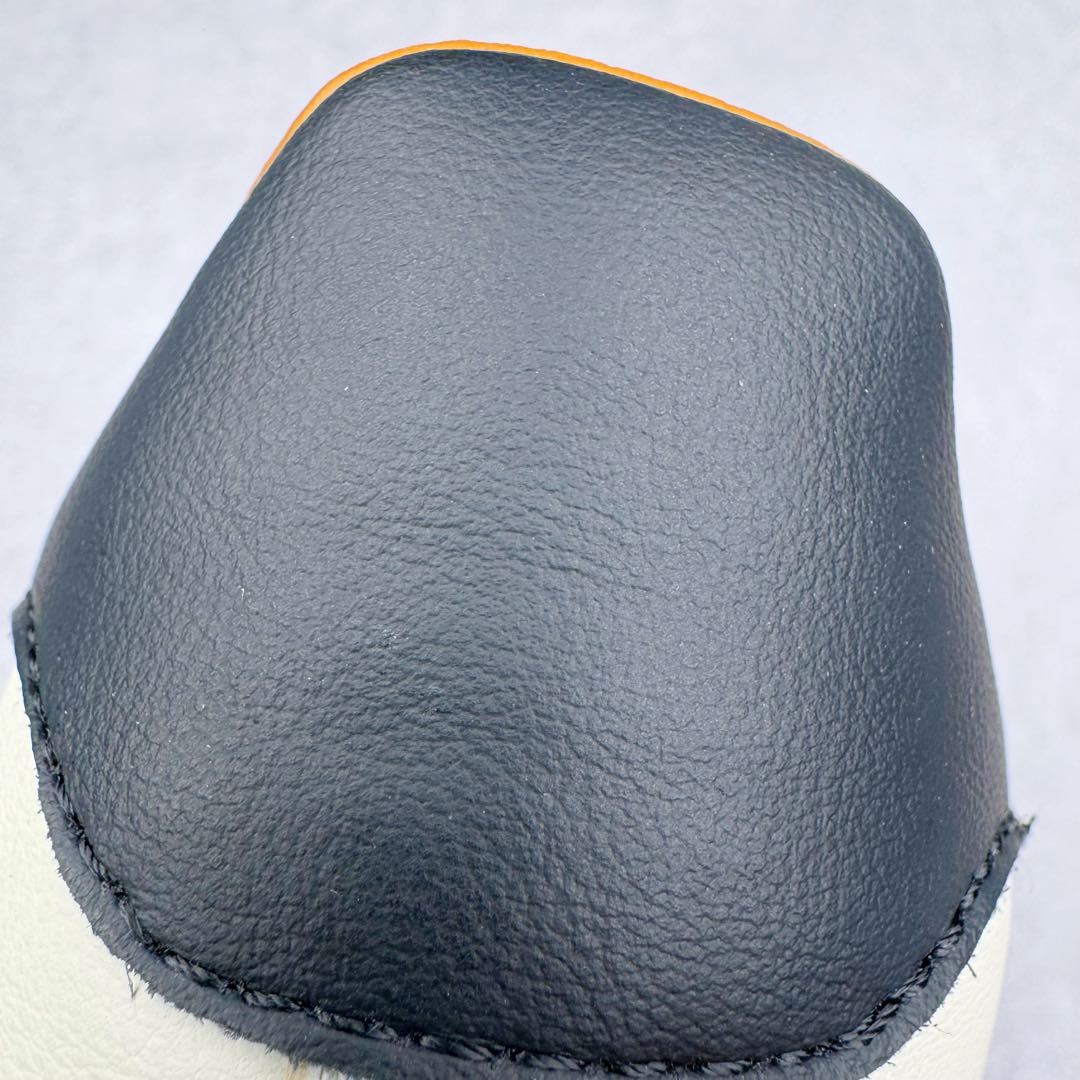 图片[14]-＃M版纯原福利 JJJJound x AD Originals Samba Classic\\\”Studded Pack Black\\\”桑巴舞系列绅士德训足球风百搭低帮休闲运动板鞋 联名奶白灰黑 ID8708 原装头层牛皮加持 正确烫金高频细节 原装纳米超迁皮料 独家私模橡胶大底 原盒原配 正确黑色中底布 这款桑巴鞋展示了高质量的工艺 带有装饰的超锁缝制和无缝的手感 柔软、柔软的皮革造型和标志性的3条纹完成了精致的外观 正规合身鞋带 鞋面上有绒面鞋垫 橡胶鞋底 享受正畸套筒软感 自50年代首次亮相以来就一直在赢得粉丝的青睐 尺码：36 36.5 37.5 38 38.5 39 40 40.5 41 42 42.5 43 44 44.5 45-选品中心