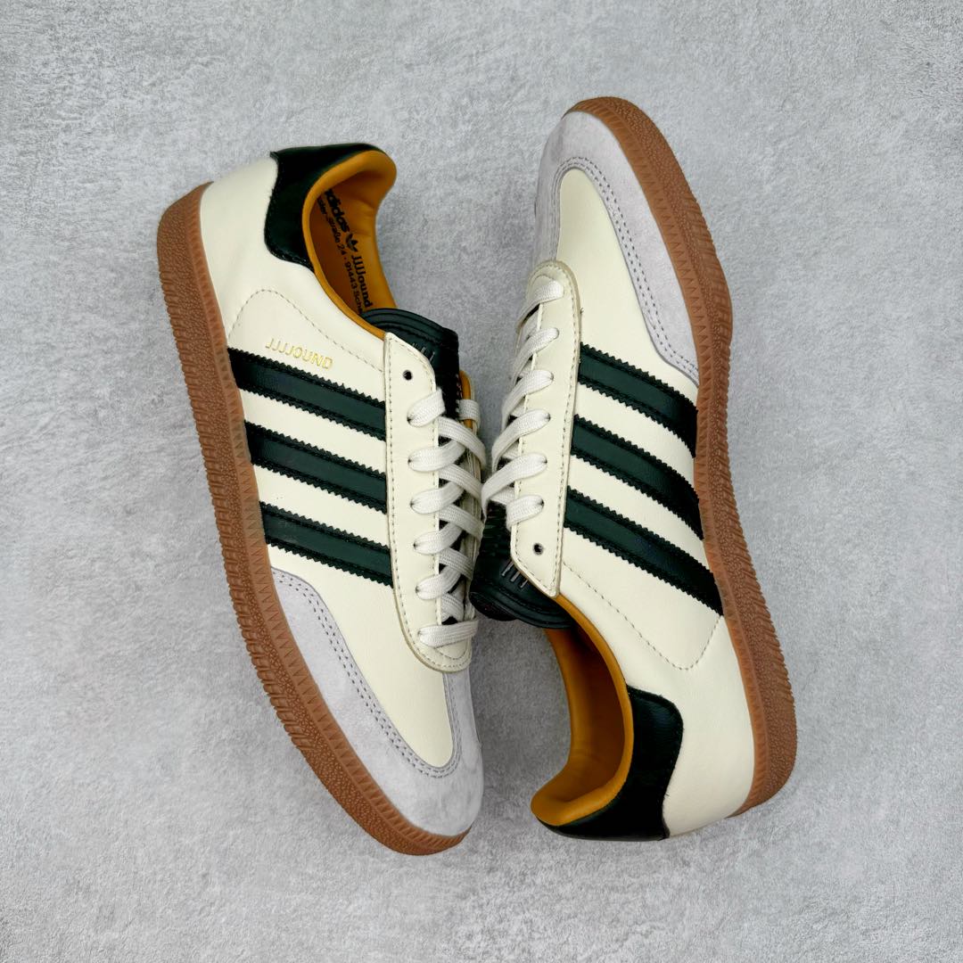 图片[3]-＃M版纯原福利 JJJJound x AD Originals Samba Classic\\\”Studded Pack Black\\\”桑巴舞系列绅士德训足球风百搭低帮休闲运动板鞋 联名奶白灰黑 ID8708 原装头层牛皮加持 正确烫金高频细节 原装纳米超迁皮料 独家私模橡胶大底 原盒原配 正确黑色中底布 这款桑巴鞋展示了高质量的工艺 带有装饰的超锁缝制和无缝的手感 柔软、柔软的皮革造型和标志性的3条纹完成了精致的外观 正规合身鞋带 鞋面上有绒面鞋垫 橡胶鞋底 享受正畸套筒软感 自50年代首次亮相以来就一直在赢得粉丝的青睐 尺码：36 36.5 37.5 38 38.5 39 40 40.5 41 42 42.5 43 44 44.5 45-选品中心