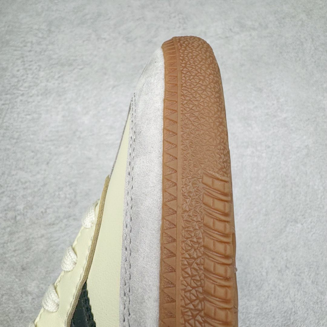 图片[19]-＃M版纯原福利 JJJJound x AD Originals Samba Classic\\\”Studded Pack Black\\\”桑巴舞系列绅士德训足球风百搭低帮休闲运动板鞋 联名奶白灰黑 ID8708 原装头层牛皮加持 正确烫金高频细节 原装纳米超迁皮料 独家私模橡胶大底 原盒原配 正确黑色中底布 这款桑巴鞋展示了高质量的工艺 带有装饰的超锁缝制和无缝的手感 柔软、柔软的皮革造型和标志性的3条纹完成了精致的外观 正规合身鞋带 鞋面上有绒面鞋垫 橡胶鞋底 享受正畸套筒软感 自50年代首次亮相以来就一直在赢得粉丝的青睐 尺码：36 36.5 37.5 38 38.5 39 40 40.5 41 42 42.5 43 44 44.5 45-选品中心