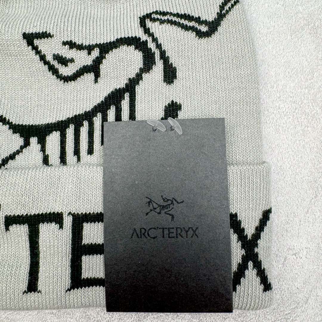 图片[5]-Arcteryx 始祖鸟针织保暖字母刺绣Logo 再生聚酯纤维 绒线帽 男女同款情侣款 作为秋冬氛围感必备的时尚单品 这次给大家分享的是一款鸟系列的冷帽 经典的鸟logo融入字母的撞色提花搭配 显得是特别高级 冬天戴着的话防风又保暖 关键时候还可以修饰自己的发型 可以说是冬天应季的刚需产品-选品中心