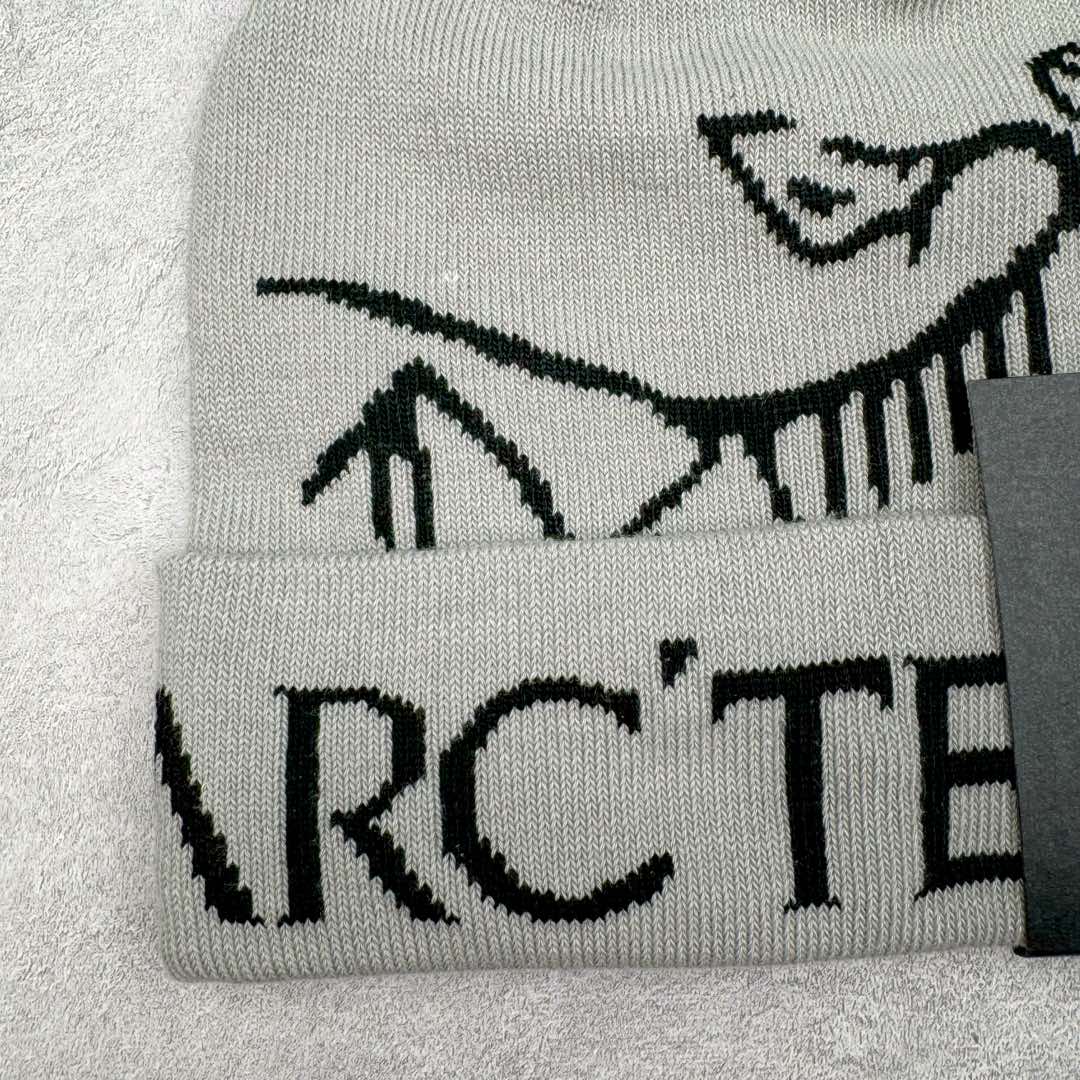 图片[4]-Arcteryx 始祖鸟针织保暖字母刺绣Logo 再生聚酯纤维 绒线帽 男女同款情侣款 作为秋冬氛围感必备的时尚单品 这次给大家分享的是一款鸟系列的冷帽 经典的鸟logo融入字母的撞色提花搭配 显得是特别高级 冬天戴着的话防风又保暖 关键时候还可以修饰自己的发型 可以说是冬天应季的刚需产品-选品中心