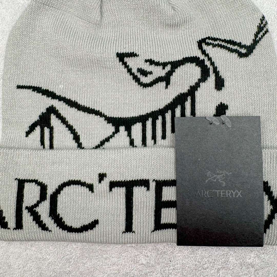 图片[6]-Arcteryx 始祖鸟针织保暖字母刺绣Logo 再生聚酯纤维 绒线帽 男女同款情侣款 作为秋冬氛围感必备的时尚单品 这次给大家分享的是一款鸟系列的冷帽 经典的鸟logo融入字母的撞色提花搭配 显得是特别高级 冬天戴着的话防风又保暖 关键时候还可以修饰自己的发型 可以说是冬天应季的刚需产品-选品中心