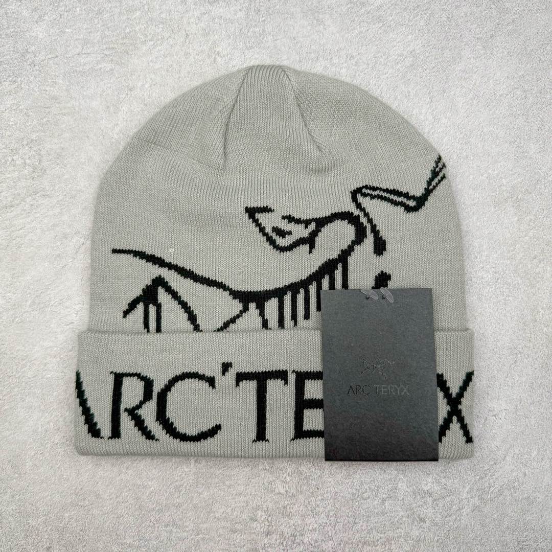 Arcteryx 始祖鸟针织保暖字母刺绣Logo 再生聚酯纤维 绒线帽 男女同款情侣款 作为秋冬氛围感必备的时尚单品 这次给大家分享的是一款鸟系列的冷帽 经典的鸟logo融入字母的撞色提花搭配 显得是特别高级 冬天戴着的话防风又保暖 关键时候还可以修饰自己的发型 可以说是冬天应季的刚需产品-选品中心