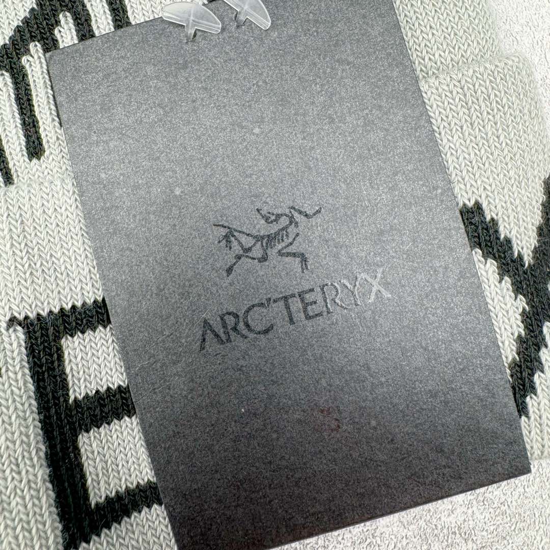 图片[9]-Arcteryx 始祖鸟针织保暖字母刺绣Logo 再生聚酯纤维 绒线帽 男女同款情侣款 作为秋冬氛围感必备的时尚单品 这次给大家分享的是一款鸟系列的冷帽 经典的鸟logo融入字母的撞色提花搭配 显得是特别高级 冬天戴着的话防风又保暖 关键时候还可以修饰自己的发型 可以说是冬天应季的刚需产品-选品中心