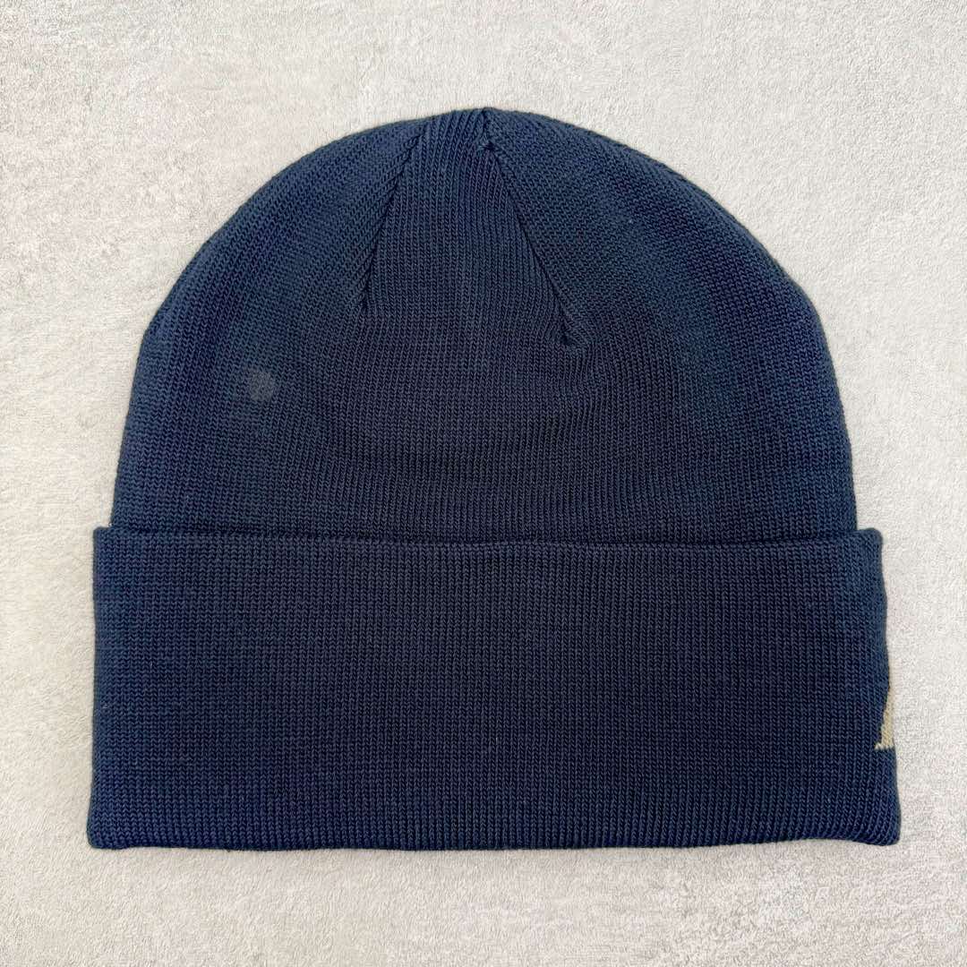 图片[2]-Arcteryx 始祖鸟针织保暖字母刺绣Logo 再生聚酯纤维 绒线帽 男女同款情侣款 作为秋冬氛围感必备的时尚单品 这次给大家分享的是一款鸟系列的冷帽 经典的鸟logo融入字母的撞色提花搭配 显得是特别高级 冬天戴着的话防风又保暖 关键时候还可以修饰自己的发型 可以说是冬天应季的刚需产品-选品中心