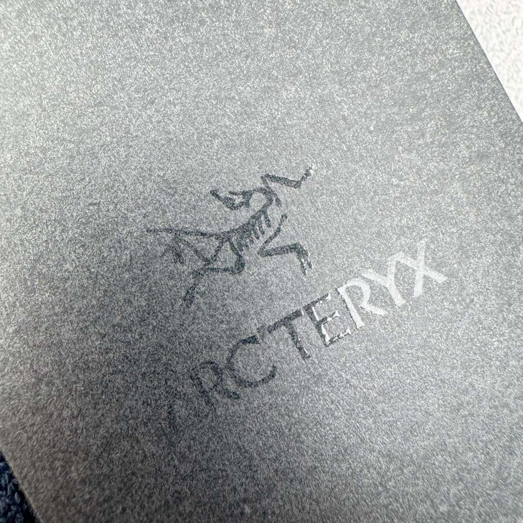 图片[10]-Arcteryx 始祖鸟针织保暖字母刺绣Logo 再生聚酯纤维 绒线帽 男女同款情侣款 作为秋冬氛围感必备的时尚单品 这次给大家分享的是一款鸟系列的冷帽 经典的鸟logo融入字母的撞色提花搭配 显得是特别高级 冬天戴着的话防风又保暖 关键时候还可以修饰自己的发型 可以说是冬天应季的刚需产品-选品中心