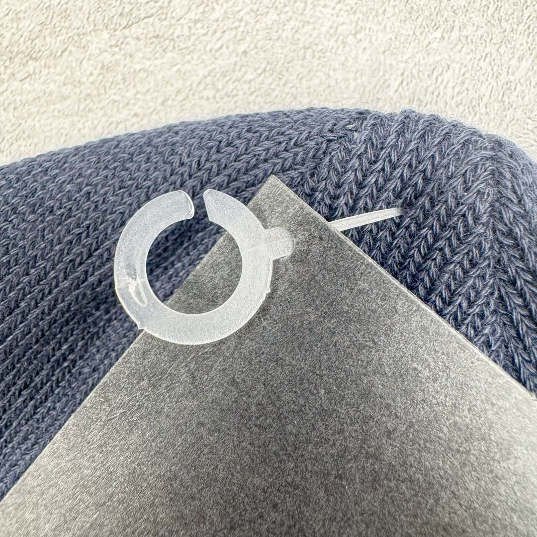 图片[9]-Arcteryx 始祖鸟针织保暖字母刺绣Logo 再生聚酯纤维 绒线帽 男女同款情侣款 作为秋冬氛围感必备的时尚单品 这次给大家分享的是一款鸟系列的冷帽 经典的鸟logo融入字母的撞色提花搭配 显得是特别高级 冬天戴着的话防风又保暖 关键时候还可以修饰自己的发型 可以说是冬天应季的刚需产品-选品中心