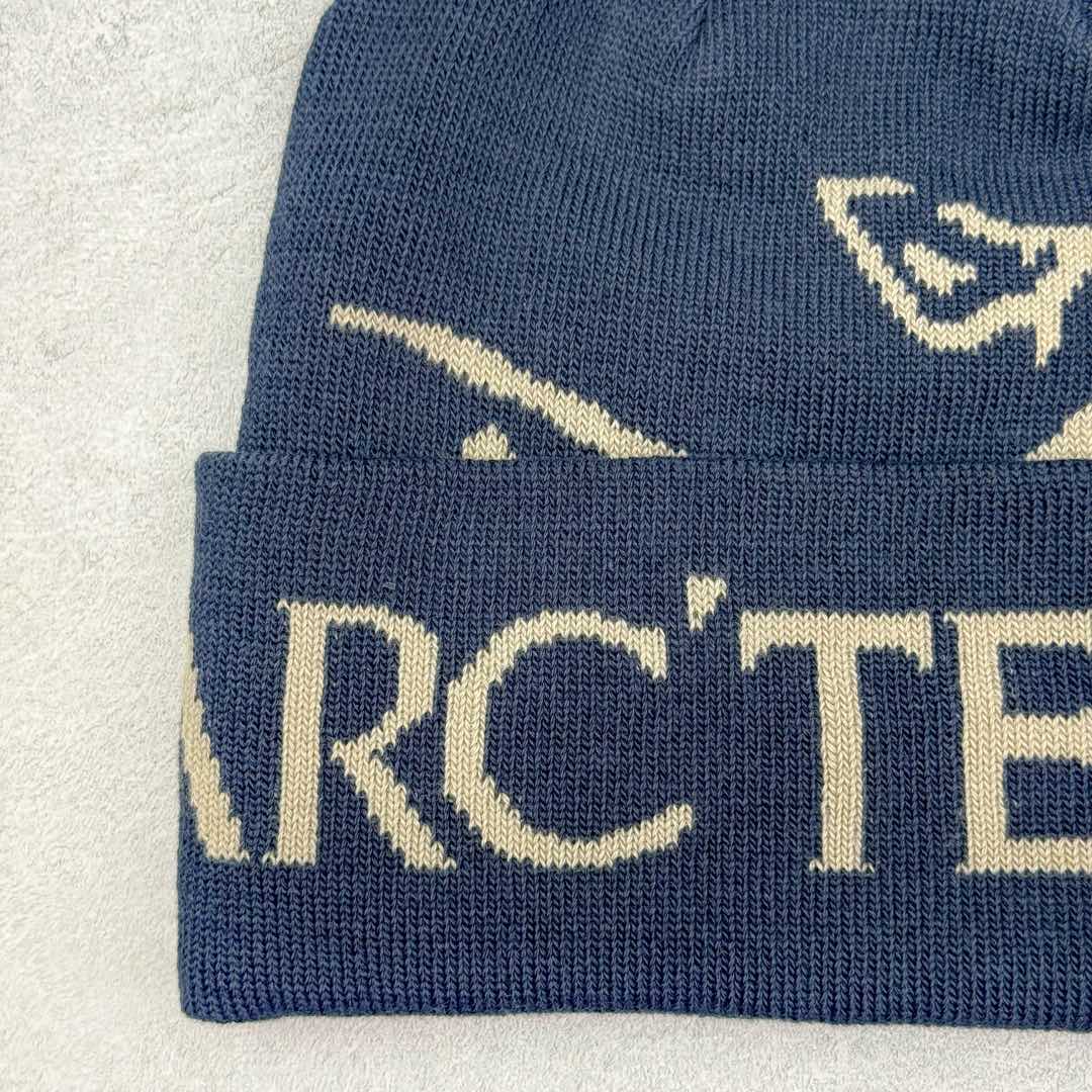 图片[3]-Arcteryx 始祖鸟针织保暖字母刺绣Logo 再生聚酯纤维 绒线帽 男女同款情侣款 作为秋冬氛围感必备的时尚单品 这次给大家分享的是一款鸟系列的冷帽 经典的鸟logo融入字母的撞色提花搭配 显得是特别高级 冬天戴着的话防风又保暖 关键时候还可以修饰自己的发型 可以说是冬天应季的刚需产品-选品中心