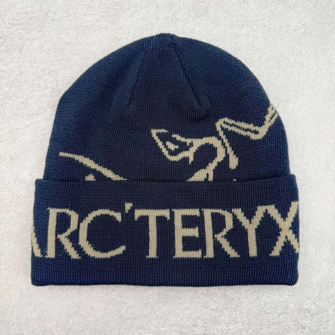 Arcteryx 始祖鸟针织保暖字母刺绣Logo 再生聚酯纤维 绒线帽 男女同款情侣款 作为秋冬氛围感必备的时尚单品 这次给大家分享的是一款鸟系列的冷帽 经典的鸟logo融入字母的撞色提花搭配 显得是特别高级 冬天戴着的话防风又保暖 关键时候还可以修饰自己的发型 可以说是冬天应季的刚需产品-选品中心