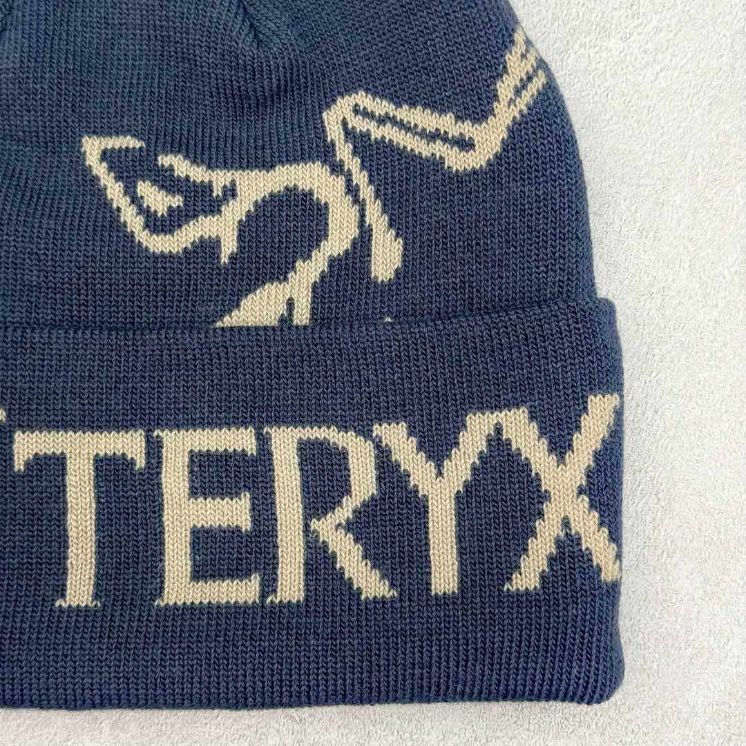图片[4]-Arcteryx 始祖鸟针织保暖字母刺绣Logo 再生聚酯纤维 绒线帽 男女同款情侣款 作为秋冬氛围感必备的时尚单品 这次给大家分享的是一款鸟系列的冷帽 经典的鸟logo融入字母的撞色提花搭配 显得是特别高级 冬天戴着的话防风又保暖 关键时候还可以修饰自己的发型 可以说是冬天应季的刚需产品-选品中心