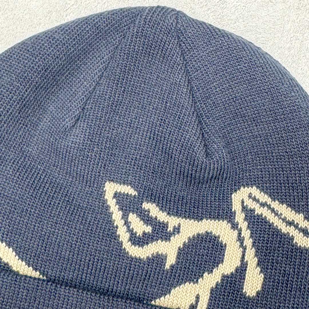 图片[6]-Arcteryx 始祖鸟针织保暖字母刺绣Logo 再生聚酯纤维 绒线帽 男女同款情侣款 作为秋冬氛围感必备的时尚单品 这次给大家分享的是一款鸟系列的冷帽 经典的鸟logo融入字母的撞色提花搭配 显得是特别高级 冬天戴着的话防风又保暖 关键时候还可以修饰自己的发型 可以说是冬天应季的刚需产品-选品中心