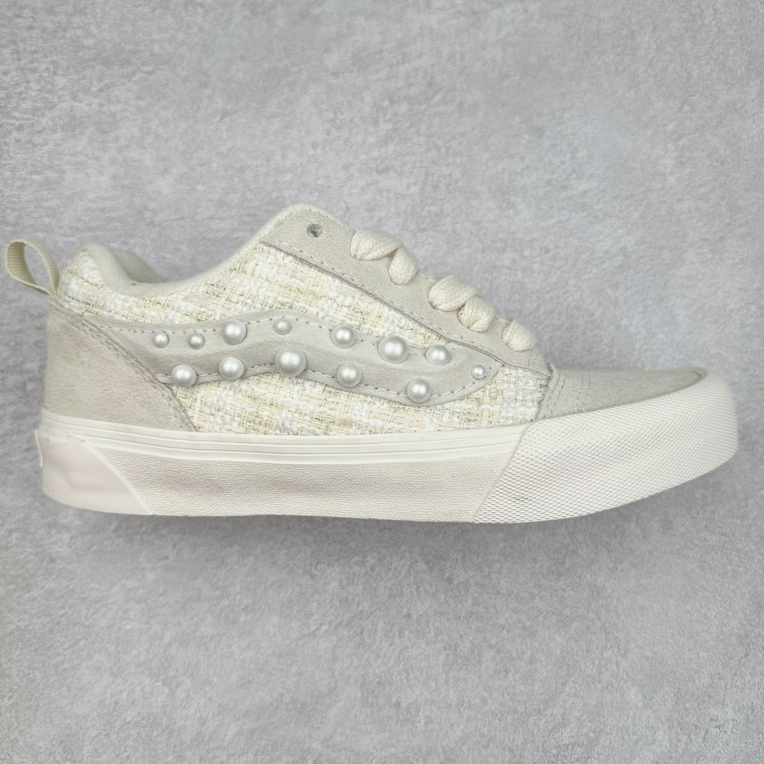 Vans Knu Skool x 张权联名蛇年限定 珍珠波点小香风休闲面包鞋 艺术家张权以贪吃蛇为设计灵感 为万斯设计了蛇年限定款 采用小香风和麂皮拼接材质 珍珠侧边条纹 定制金属鞋带孔 珍珠大小略微不同 勾画出更和谐的线条感 巧思满满 珍珠和小香风的组合 千金氛围感十足 货号：VN000D22QC5 尺码：35 36 36.5 37 38 38.5 39 40 40.5 41 42 42.5 43 44 45 工艺：硫化1：1（重量1：1、真标、原钢印、材质标、鞋型标、合格证）-选品中心