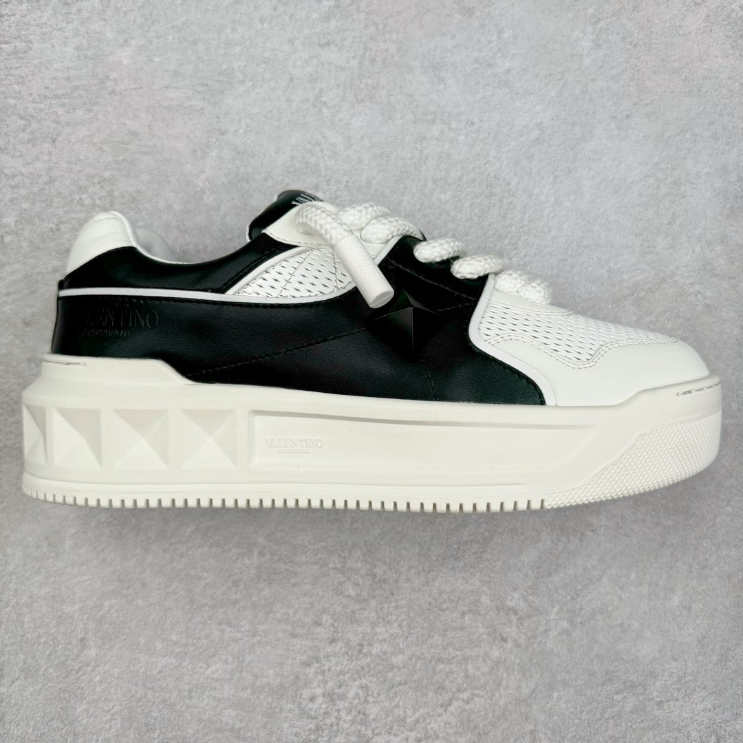 Valentino 华伦天奴 新款休闲鞋2023最新款 走秀情侣爆款 粗鞋带 休闲鞋 ,Elsa Hosk张艺兴 关晓彤等众多明星同款 pink pp系列芭比粉被eanor Hosk 穿出了不一样的随性和时髦 阿那亚大秀可谓是刷爆了时尚圈!鞋面全油边 面料:定制牛皮+冲孔工艺,独家开模TPU大底 全套包装 尺码:35 36 37 38 39 40 41 42 43 44 45-选品中心