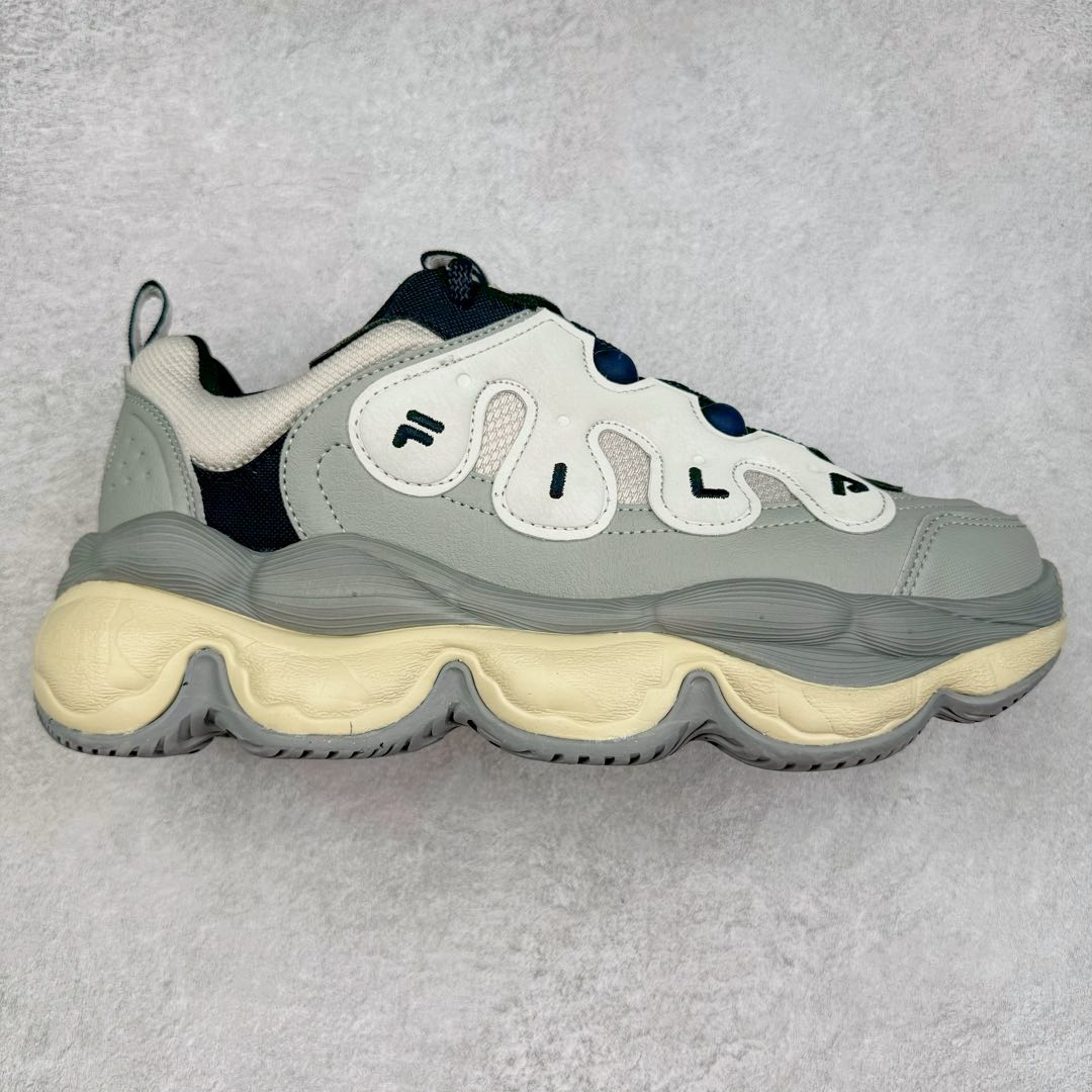 FILA PEASE 斐乐豌豆鞋舒适百搭防滑耐磨低帮生活休闲鞋老爹鞋 FILA的植物系穿搭深谙潮流之道，Clean-Fit的清新风格深深影响着City Boys & Girls。豌豆鞋的外观可谓一眼入魂，设计灵感来源于豌豆荚碱水面包，在鞋廓形保留薄款面包鞋DNA的基础上，发展并创新“面包鞋”风格，如垂挂豆子的鞋面，双层双色中底的鞋底都为这双鞋增添了独特的辨识度。独有的圆鼓豌豆形鞋面设计，鞋面革料做鼓，犹如一颗颗垂挂的豆子，圆润可爱，充满趣味；双层豌豆荚中底设计上层轻能发泡豆荚，下层柔能发泡豌豆形中底，打造圆润软弹、形象有趣的豌豆荚中底。饱满的外形带来温暖质感，上脚圆润，凸显腿部线条，时尚百搭。作为今年秋冬的出街鞋款，实在太合适不过了。豌豆鞋不仅外观令人过目不忘，并且脚感出众，独家的发泡材料提供了轻质软弹的舒适度，即便日行两万步也不会觉得疲惫，同时适应各种穿着场合，轻松搭配各种服饰。尺码：36 36.5 37.5 38 38.5 39 40 40.5 41 42 42.5 43 44 44.5 45-选品中心