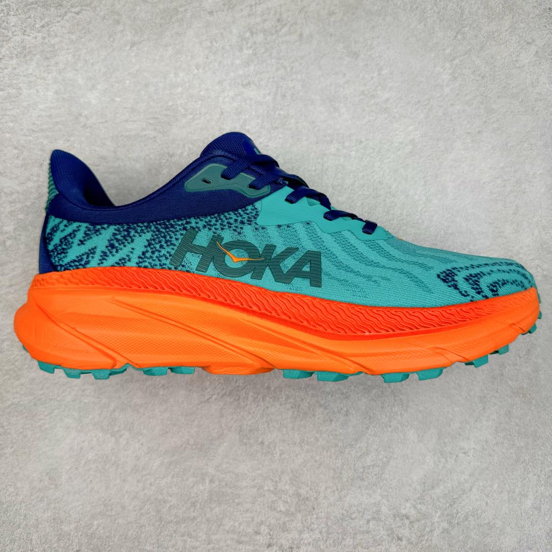 ＃特价福利 HOKA ONE ONE Challenger ATR 7 挑战者七代轻便耐磨防滑跑步鞋 新一代Challenger泡棉中底减重10% 增加3mm强化缓震、打造Q弹脚感 后跟采用延伸设计 加强跟腱保护、便于穿脱 搭配环保工程网布增加透气、短靴细节防止碎石进入 重新设计的大底以轮胎刻纹为灵感 以更密集的全大底水波刻纹 搭配加大面积的高耐磨橡胶与4mm大刻纹设计 增加整体抓地力与稳定性 尺码：36 36.5 37.5 38 38.5 39 40 40.5 41 42 42.5 43 44 44.5 45-选品中心