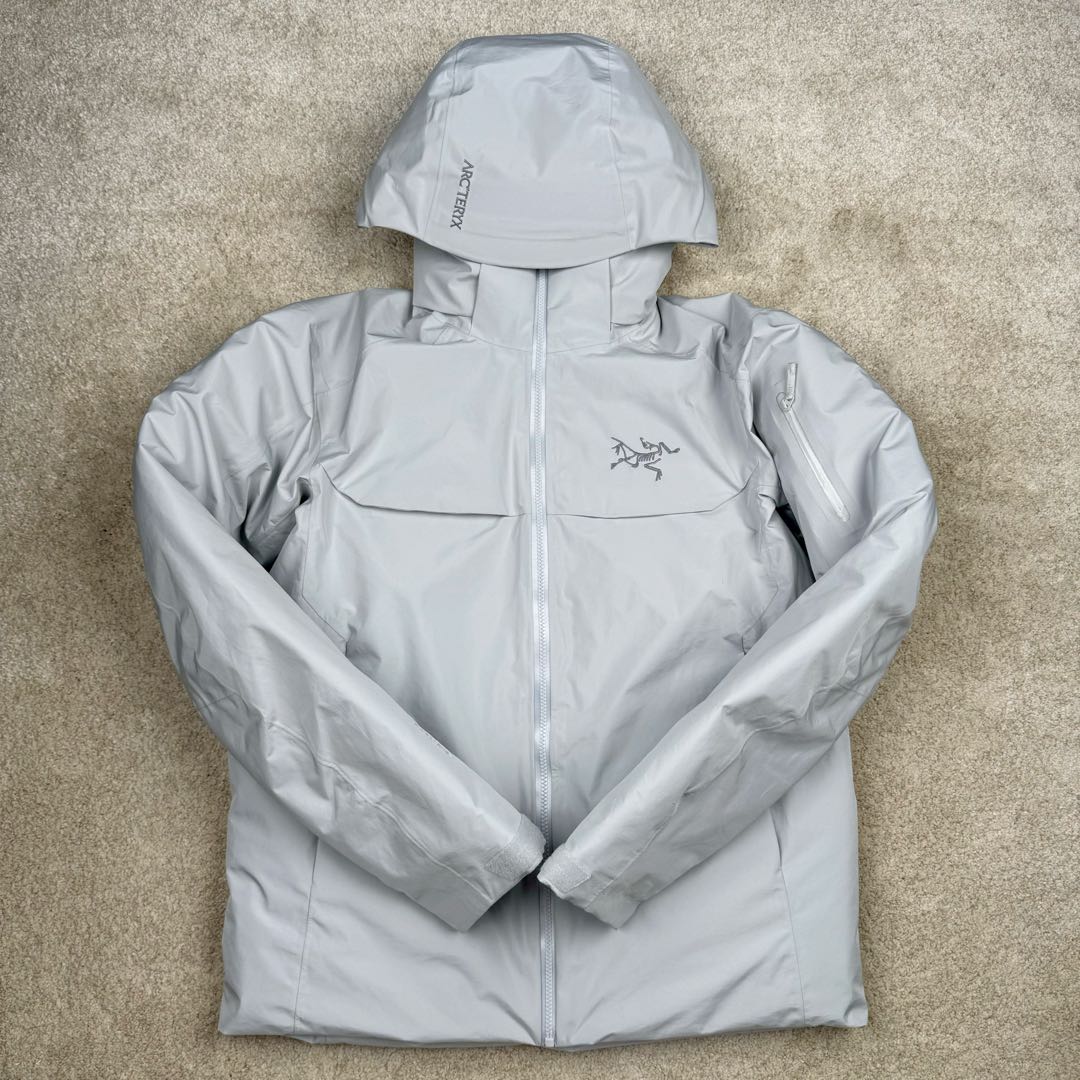 图片[2]-＃TZD Arcteryx Macai JACKET GORE-TEX Logo 始祖鸟徽标防水保暖连帽滑雪羽绒服 开发时间七个月之久 算是功能性雪地运动天花板的存在 衣服任意细节不惧对比 有比我好包退 全衣48道以上工序 可以理解为加了羽绒内胆的Sv硬壳冲锋衣 但不臃肿 重点说下刺绣 市面绣白线的为一眼假 ZP为灰色绣线(百灵达航机➕高士线) 原厂Gox 3L面料 灰鹅绒 风雪裙 是件真正可以驰骋各大雪场的硬东西 尺码：XS-S-M-L-XL-XXL-选品中心