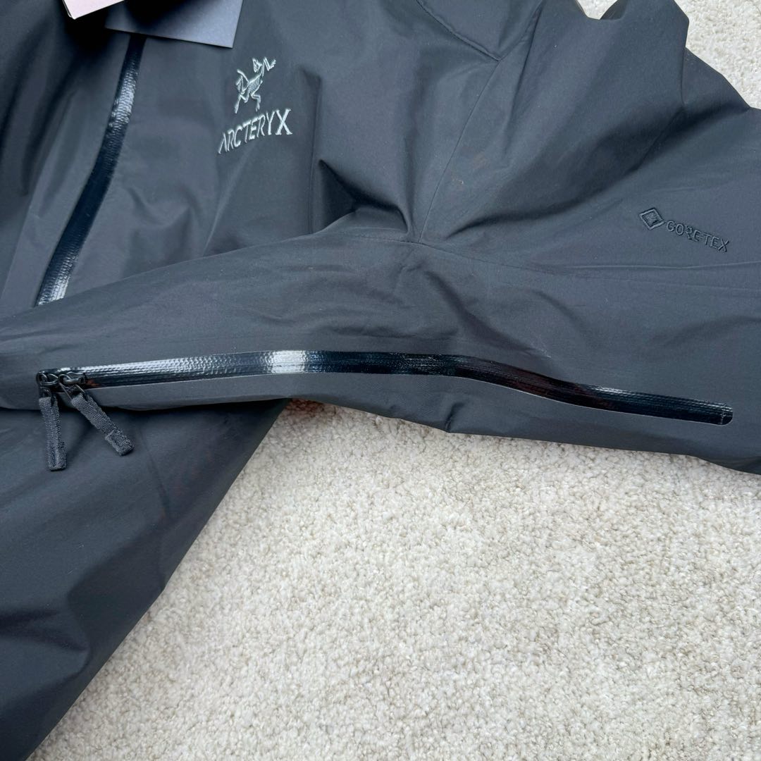 图片[16]-＃TZD Arcteryx Alpha SV 始祖鸟户外防水硬壳冲锋衣机能风拉链夹克三合一冲锋衣 羽绒内胆 双拉链 鸟家王炸款三合一冲锋衣羽绒服 一衣三穿 内胆带logo轻薄户外级羽绒服Yb四次压胶工艺 整衣3D立体仿生学设计衣长臂弯 Tri-Durance防水防雨面料 自行区别市面先行版本 强力操作推荐入手 原档案原数据开发版型 原包装原标 全套辅料定制 整衣腋下双向拉链 五金全部开模定制 吊牌书说明解析 多联水洗 这款设计简洁而通用 可提供高山环境所需的性能 采用bluesign@认证的采用带经编背衬N40P 13LGORE-TEX面料 轻薄而耐磨 防风、防水且透气 适合多种活动穿着 头盔兼容StormHood兜帽防护良好且不影响视线 插手口袋设有WaterTight拉链 便于取放物品 腋下拉链便于快速通风 拼接设计使活动自如 传统风琴交叉反向进入高山口袋设置在高位 VISLON中央正面拉链 可调节Velcro袖口魔术贴标签 兼容Zip-in 在胸前采用百灵达机器绣上了ARC TERYX徽标 多用途服装适用于多种活动和环境 高性能的简约设计 轻量而耐磨 GORE-TEX 防水、防风、透气面料可提供多面防护 -SV夹克同是Arc’teryx的明星产品 一直在高山恶劣环境中表现突出 现在功能更强大 重量更轻 尺码：S M L XL XXL-选品中心