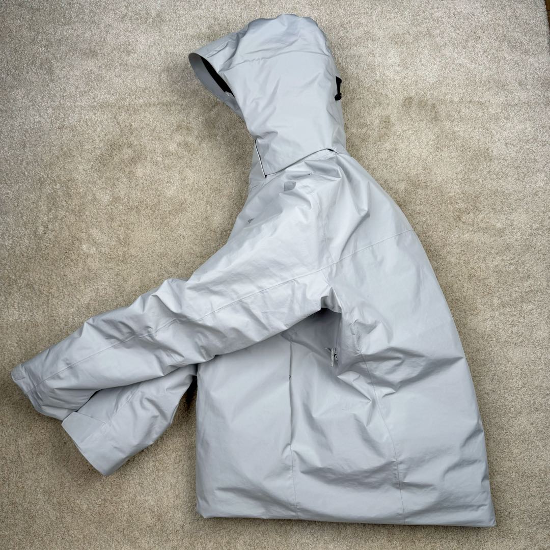 图片[5]-＃TZD Arcteryx Macai JACKET GORE-TEX Logo 始祖鸟徽标防水保暖连帽滑雪羽绒服 开发时间七个月之久 算是功能性雪地运动天花板的存在 衣服任意细节不惧对比 有比我好包退 全衣48道以上工序 可以理解为加了羽绒内胆的Sv硬壳冲锋衣 但不臃肿 重点说下刺绣 市面绣白线的为一眼假 ZP为灰色绣线(百灵达航机➕高士线) 原厂Gox 3L面料 灰鹅绒 风雪裙 是件真正可以驰骋各大雪场的硬东西 尺码：XS-S-M-L-XL-XXL-选品中心