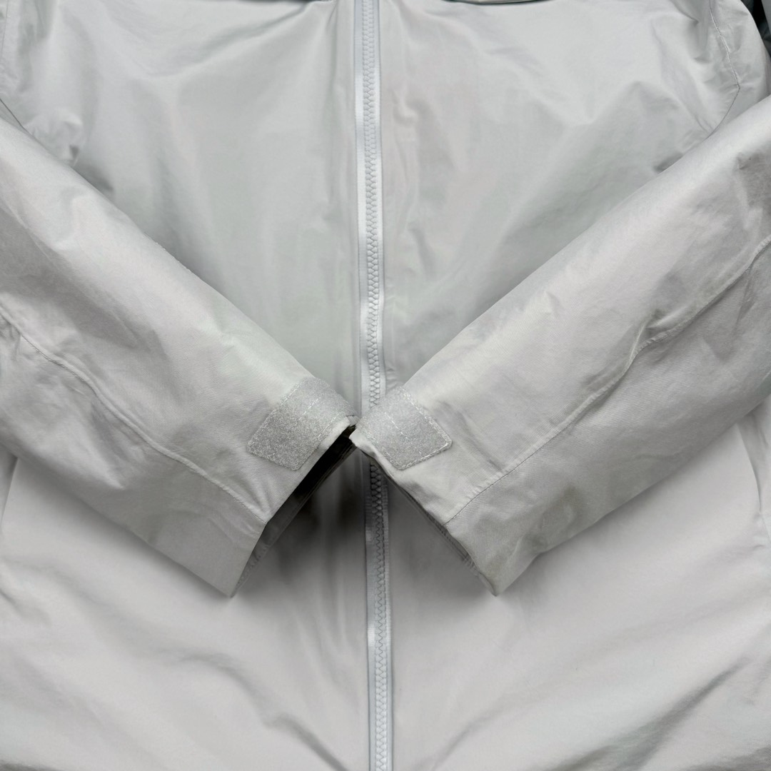 图片[13]-＃TZD Arcteryx Macai JACKET GORE-TEX Logo 始祖鸟徽标防水保暖连帽滑雪羽绒服 开发时间七个月之久 算是功能性雪地运动天花板的存在 衣服任意细节不惧对比 有比我好包退 全衣48道以上工序 可以理解为加了羽绒内胆的Sv硬壳冲锋衣 但不臃肿 重点说下刺绣 市面绣白线的为一眼假 ZP为灰色绣线(百灵达航机➕高士线) 原厂Gox 3L面料 灰鹅绒 风雪裙 是件真正可以驰骋各大雪场的硬东西 尺码：XS-S-M-L-XL-XXL-选品中心