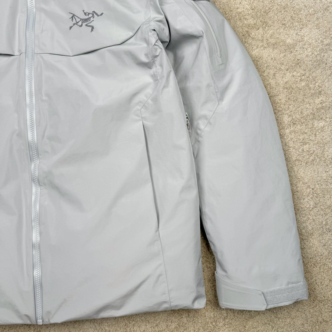 图片[8]-＃TZD Arcteryx Macai JACKET GORE-TEX Logo 始祖鸟徽标防水保暖连帽滑雪羽绒服 开发时间七个月之久 算是功能性雪地运动天花板的存在 衣服任意细节不惧对比 有比我好包退 全衣48道以上工序 可以理解为加了羽绒内胆的Sv硬壳冲锋衣 但不臃肿 重点说下刺绣 市面绣白线的为一眼假 ZP为灰色绣线(百灵达航机➕高士线) 原厂Gox 3L面料 灰鹅绒 风雪裙 是件真正可以驰骋各大雪场的硬东西 尺码：XS-S-M-L-XL-XXL-选品中心