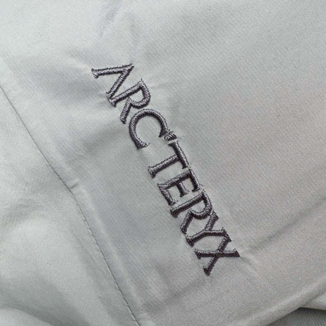图片[15]-＃TZD Arcteryx Macai JACKET GORE-TEX Logo 始祖鸟徽标防水保暖连帽滑雪羽绒服 开发时间七个月之久 算是功能性雪地运动天花板的存在 衣服任意细节不惧对比 有比我好包退 全衣48道以上工序 可以理解为加了羽绒内胆的Sv硬壳冲锋衣 但不臃肿 重点说下刺绣 市面绣白线的为一眼假 ZP为灰色绣线(百灵达航机➕高士线) 原厂Gox 3L面料 灰鹅绒 风雪裙 是件真正可以驰骋各大雪场的硬东西 尺码：XS-S-M-L-XL-XXL-选品中心