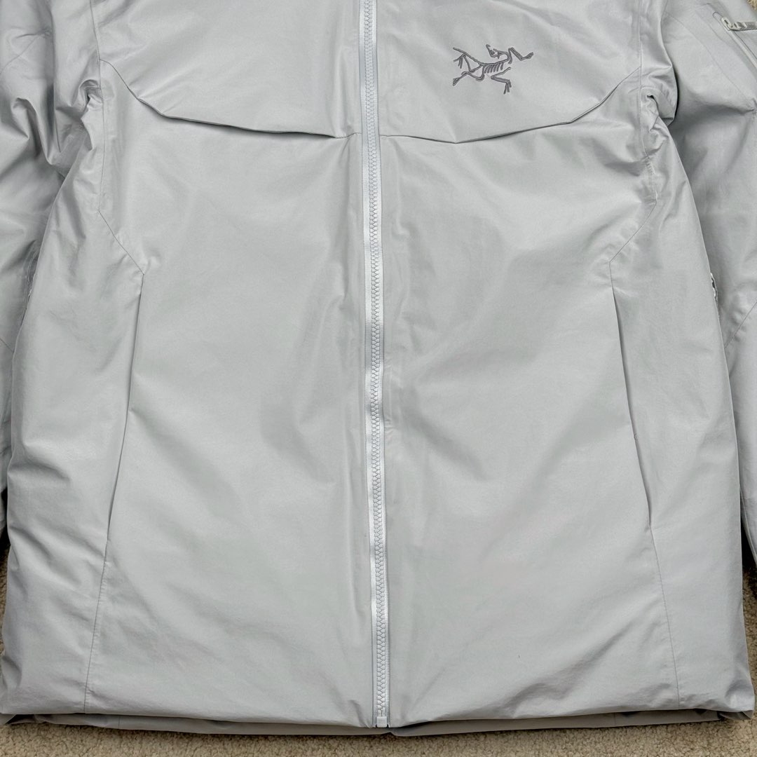 图片[11]-＃TZD Arcteryx Macai JACKET GORE-TEX Logo 始祖鸟徽标防水保暖连帽滑雪羽绒服 开发时间七个月之久 算是功能性雪地运动天花板的存在 衣服任意细节不惧对比 有比我好包退 全衣48道以上工序 可以理解为加了羽绒内胆的Sv硬壳冲锋衣 但不臃肿 重点说下刺绣 市面绣白线的为一眼假 ZP为灰色绣线(百灵达航机➕高士线) 原厂Gox 3L面料 灰鹅绒 风雪裙 是件真正可以驰骋各大雪场的硬东西 尺码：XS-S-M-L-XL-XXL-选品中心