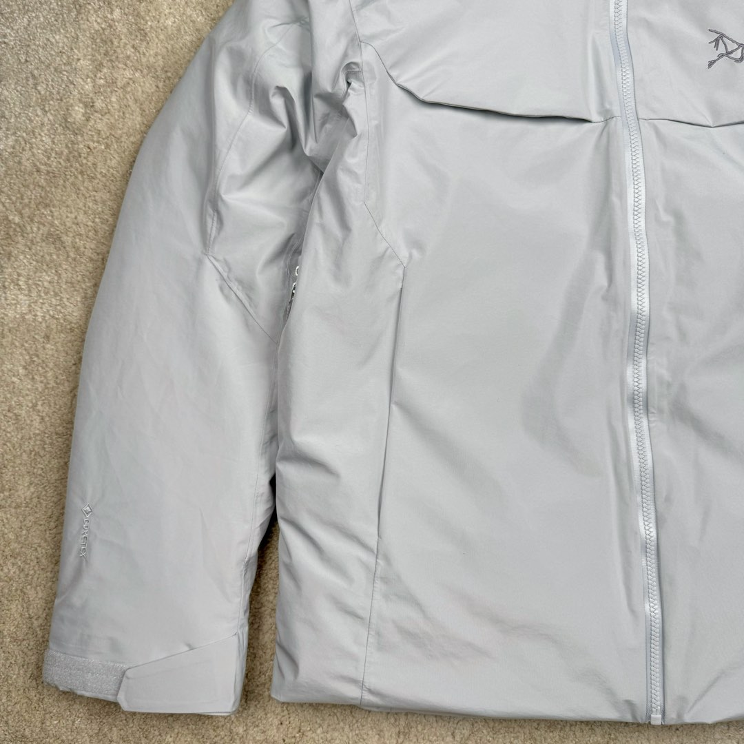 图片[7]-＃TZD Arcteryx Macai JACKET GORE-TEX Logo 始祖鸟徽标防水保暖连帽滑雪羽绒服 开发时间七个月之久 算是功能性雪地运动天花板的存在 衣服任意细节不惧对比 有比我好包退 全衣48道以上工序 可以理解为加了羽绒内胆的Sv硬壳冲锋衣 但不臃肿 重点说下刺绣 市面绣白线的为一眼假 ZP为灰色绣线(百灵达航机➕高士线) 原厂Gox 3L面料 灰鹅绒 风雪裙 是件真正可以驰骋各大雪场的硬东西 尺码：XS-S-M-L-XL-XXL-选品中心
