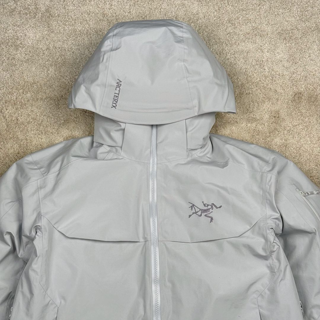图片[6]-＃TZD Arcteryx Macai JACKET GORE-TEX Logo 始祖鸟徽标防水保暖连帽滑雪羽绒服 开发时间七个月之久 算是功能性雪地运动天花板的存在 衣服任意细节不惧对比 有比我好包退 全衣48道以上工序 可以理解为加了羽绒内胆的Sv硬壳冲锋衣 但不臃肿 重点说下刺绣 市面绣白线的为一眼假 ZP为灰色绣线(百灵达航机➕高士线) 原厂Gox 3L面料 灰鹅绒 风雪裙 是件真正可以驰骋各大雪场的硬东西 尺码：XS-S-M-L-XL-XXL-选品中心