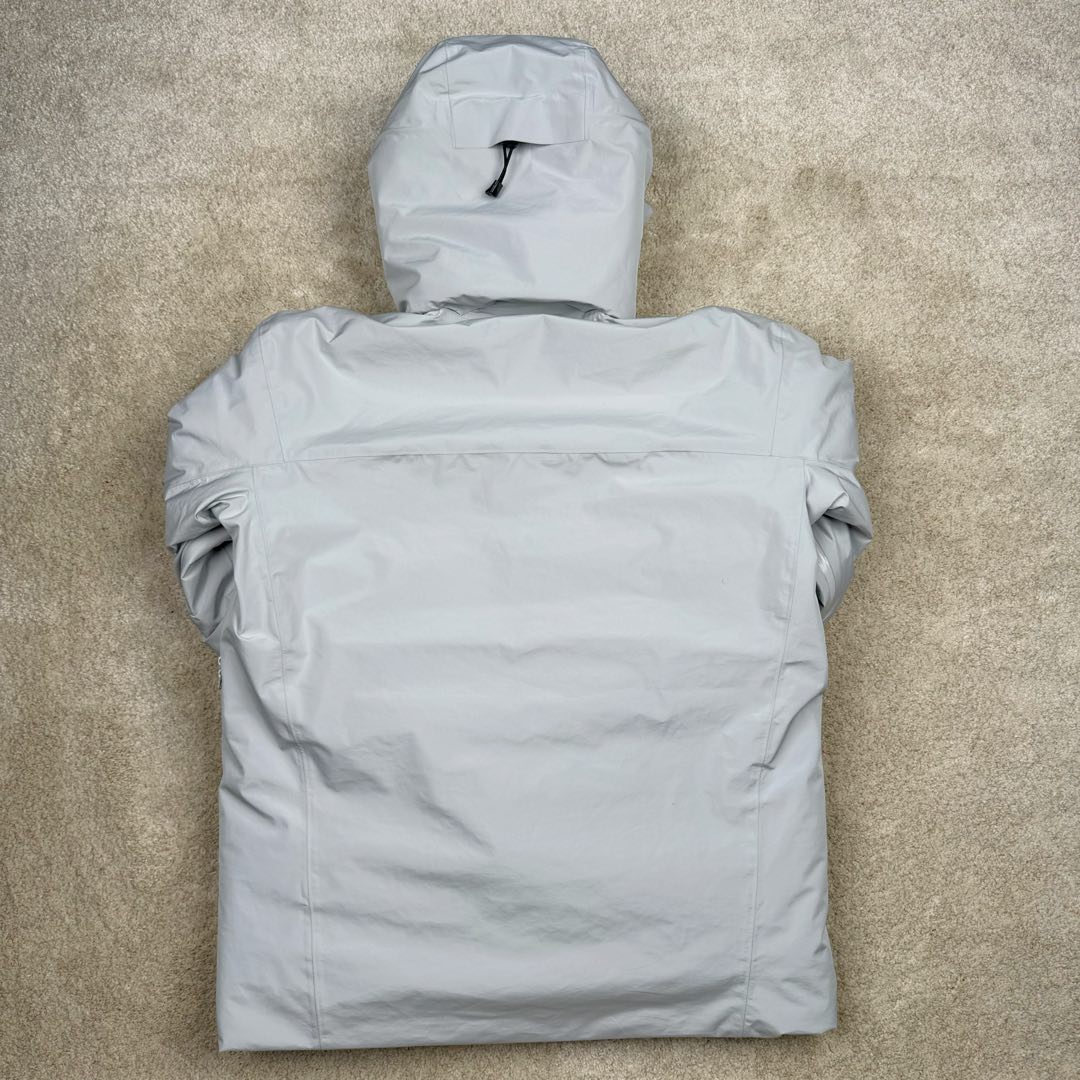 图片[3]-＃TZD Arcteryx Macai JACKET GORE-TEX Logo 始祖鸟徽标防水保暖连帽滑雪羽绒服 开发时间七个月之久 算是功能性雪地运动天花板的存在 衣服任意细节不惧对比 有比我好包退 全衣48道以上工序 可以理解为加了羽绒内胆的Sv硬壳冲锋衣 但不臃肿 重点说下刺绣 市面绣白线的为一眼假 ZP为灰色绣线(百灵达航机➕高士线) 原厂Gox 3L面料 灰鹅绒 风雪裙 是件真正可以驰骋各大雪场的硬东西 尺码：XS-S-M-L-XL-XXL-选品中心