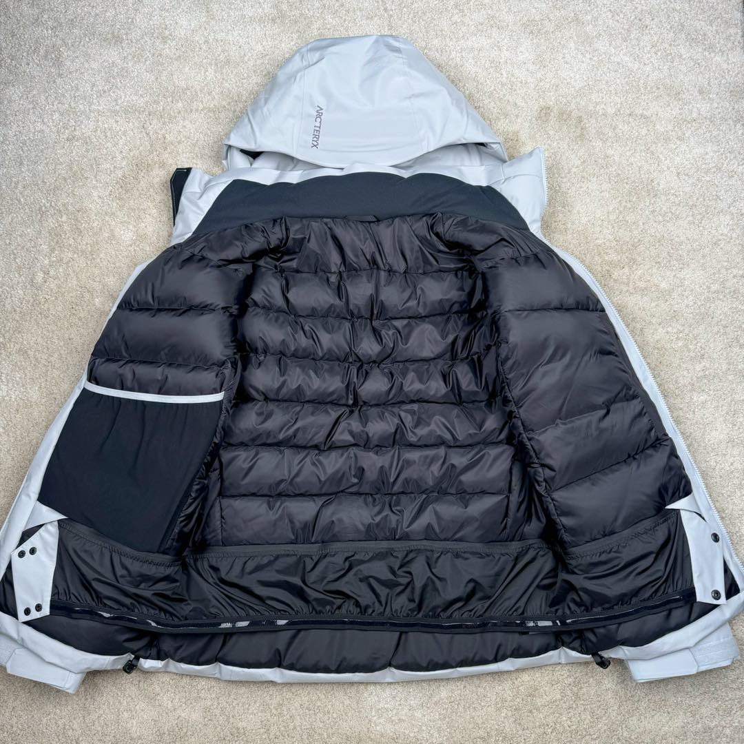 图片[4]-＃TZD Arcteryx Macai JACKET GORE-TEX Logo 始祖鸟徽标防水保暖连帽滑雪羽绒服 开发时间七个月之久 算是功能性雪地运动天花板的存在 衣服任意细节不惧对比 有比我好包退 全衣48道以上工序 可以理解为加了羽绒内胆的Sv硬壳冲锋衣 但不臃肿 重点说下刺绣 市面绣白线的为一眼假 ZP为灰色绣线(百灵达航机➕高士线) 原厂Gox 3L面料 灰鹅绒 风雪裙 是件真正可以驰骋各大雪场的硬东西 尺码：XS-S-M-L-XL-XXL-选品中心