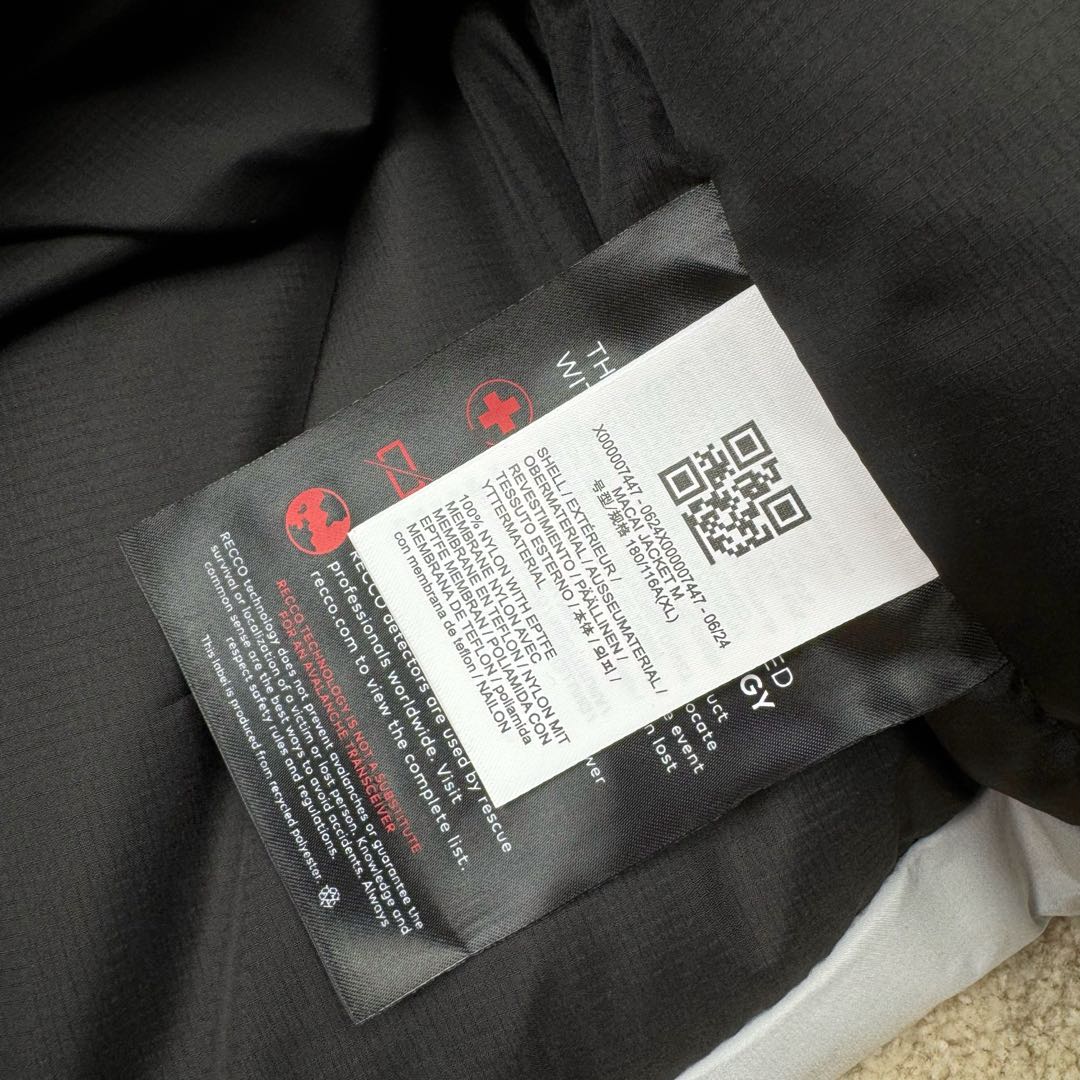 图片[19]-＃TZD Arcteryx Macai JACKET GORE-TEX Logo 始祖鸟徽标防水保暖连帽滑雪羽绒服 开发时间七个月之久 算是功能性雪地运动天花板的存在 衣服任意细节不惧对比 有比我好包退 全衣48道以上工序 可以理解为加了羽绒内胆的Sv硬壳冲锋衣 但不臃肿 重点说下刺绣 市面绣白线的为一眼假 ZP为灰色绣线(百灵达航机➕高士线) 原厂Gox 3L面料 灰鹅绒 风雪裙 是件真正可以驰骋各大雪场的硬东西 尺码：XS-S-M-L-XL-XXL-选品中心