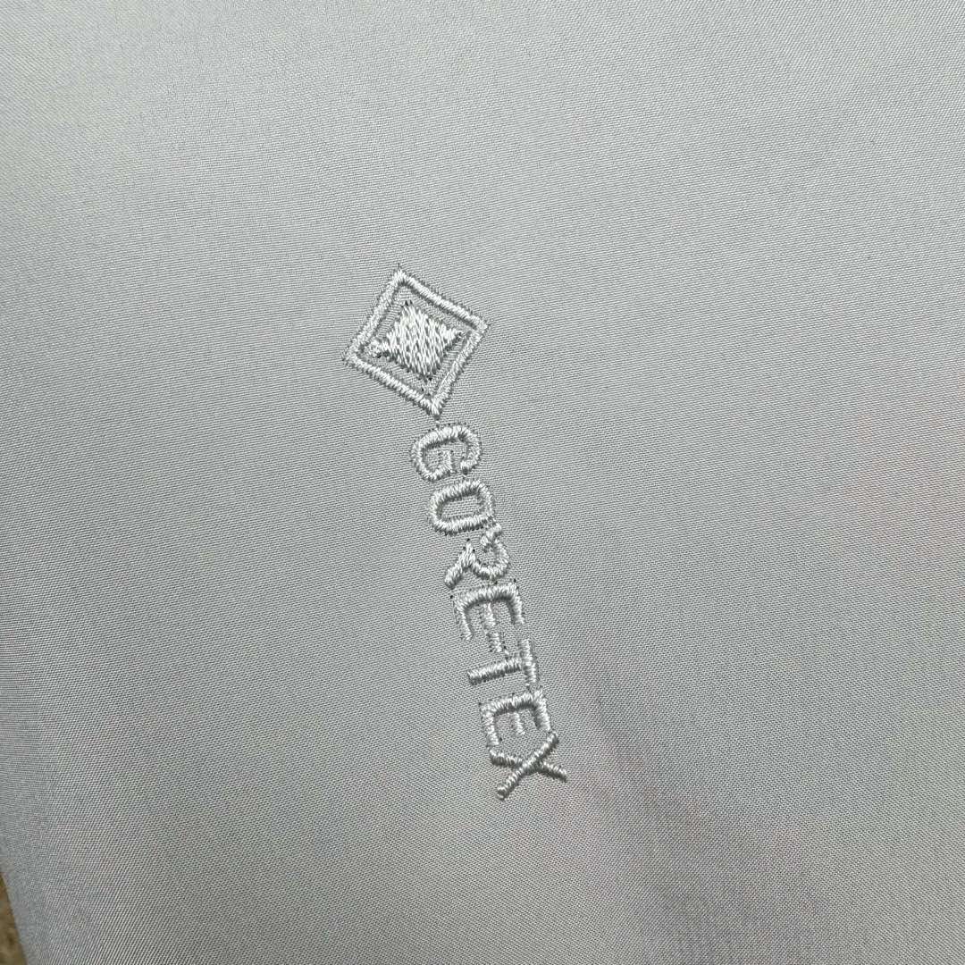 图片[10]-＃TZD Arcteryx Macai JACKET GORE-TEX Logo 始祖鸟徽标防水保暖连帽滑雪羽绒服 开发时间七个月之久 算是功能性雪地运动天花板的存在 衣服任意细节不惧对比 有比我好包退 全衣48道以上工序 可以理解为加了羽绒内胆的Sv硬壳冲锋衣 但不臃肿 重点说下刺绣 市面绣白线的为一眼假 ZP为灰色绣线(百灵达航机➕高士线) 原厂Gox 3L面料 灰鹅绒 风雪裙 是件真正可以驰骋各大雪场的硬东西 尺码：XS-S-M-L-XL-XXL-选品中心