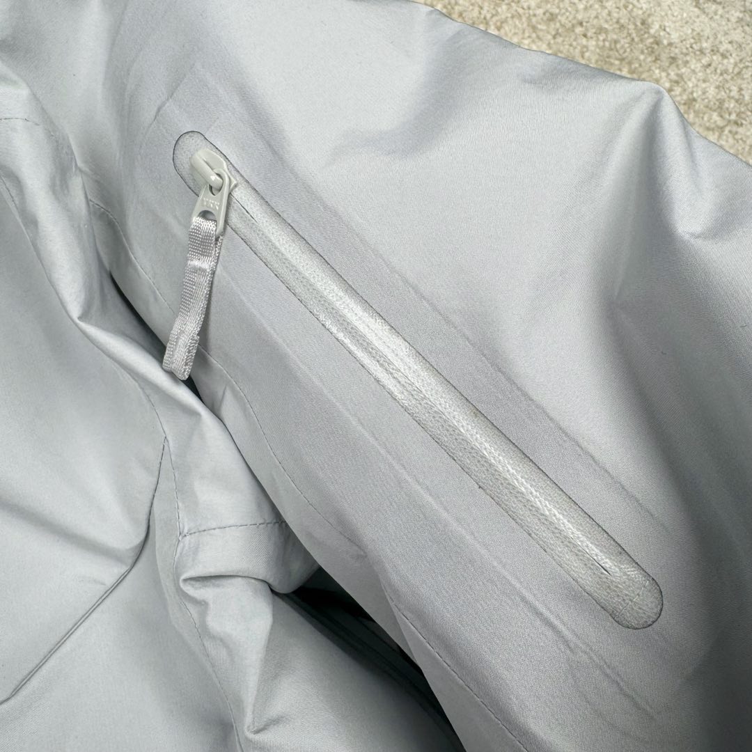 图片[14]-＃TZD Arcteryx Macai JACKET GORE-TEX Logo 始祖鸟徽标防水保暖连帽滑雪羽绒服 开发时间七个月之久 算是功能性雪地运动天花板的存在 衣服任意细节不惧对比 有比我好包退 全衣48道以上工序 可以理解为加了羽绒内胆的Sv硬壳冲锋衣 但不臃肿 重点说下刺绣 市面绣白线的为一眼假 ZP为灰色绣线(百灵达航机➕高士线) 原厂Gox 3L面料 灰鹅绒 风雪裙 是件真正可以驰骋各大雪场的硬东西 尺码：XS-S-M-L-XL-XXL-选品中心