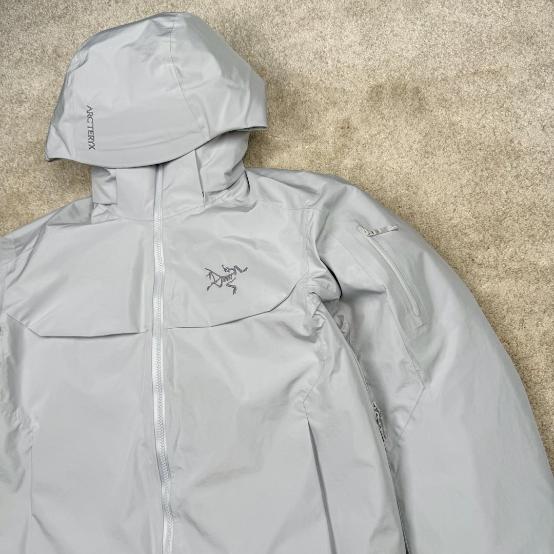 图片[9]-＃TZD Arcteryx Macai JACKET GORE-TEX Logo 始祖鸟徽标防水保暖连帽滑雪羽绒服 开发时间七个月之久 算是功能性雪地运动天花板的存在 衣服任意细节不惧对比 有比我好包退 全衣48道以上工序 可以理解为加了羽绒内胆的Sv硬壳冲锋衣 但不臃肿 重点说下刺绣 市面绣白线的为一眼假 ZP为灰色绣线(百灵达航机➕高士线) 原厂Gox 3L面料 灰鹅绒 风雪裙 是件真正可以驰骋各大雪场的硬东西 尺码：XS-S-M-L-XL-XXL-选品中心