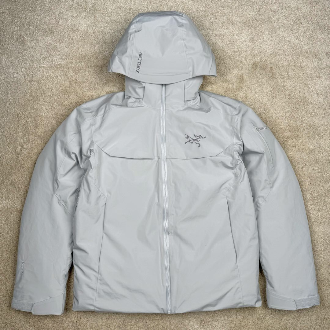 ＃TZD Arcteryx Macai JACKET GORE-TEX Logo 始祖鸟徽标防水保暖连帽滑雪羽绒服 开发时间七个月之久 算是功能性雪地运动天花板的存在 衣服任意细节不惧对比 有比我好包退 全衣48道以上工序 可以理解为加了羽绒内胆的Sv硬壳冲锋衣 但不臃肿 重点说下刺绣 市面绣白线的为一眼假 ZP为灰色绣线(百灵达航机➕高士线) 原厂Gox 3L面料 灰鹅绒 风雪裙 是件真正可以驰骋各大雪场的硬东西 尺码：XS-S-M-L-XL-XXL-选品中心