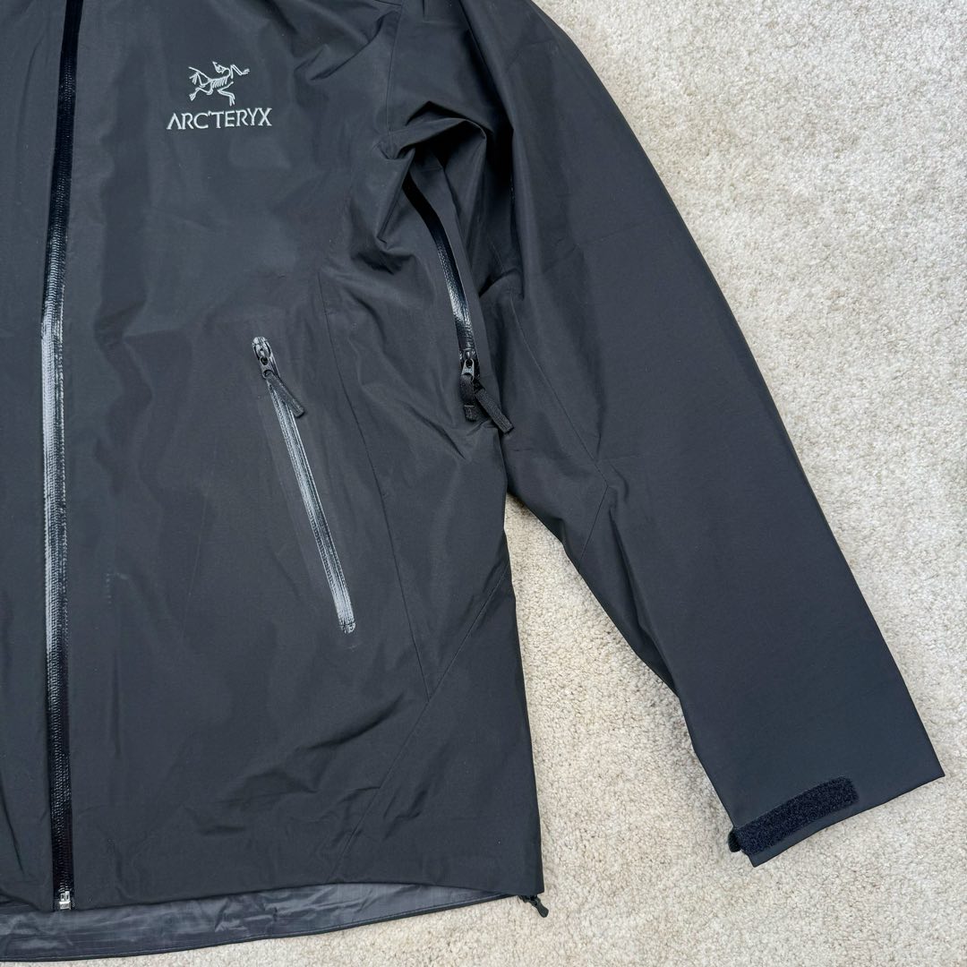 图片[7]-＃TZD Arcteryx Alpha SV 始祖鸟户外防水硬壳冲锋衣机能风拉链夹克三合一冲锋衣 羽绒内胆 双拉链 鸟家王炸款三合一冲锋衣羽绒服 一衣三穿 内胆带logo轻薄户外级羽绒服Yb四次压胶工艺 整衣3D立体仿生学设计衣长臂弯 Tri-Durance防水防雨面料 自行区别市面先行版本 强力操作推荐入手 原档案原数据开发版型 原包装原标 全套辅料定制 整衣腋下双向拉链 五金全部开模定制 吊牌书说明解析 多联水洗 这款设计简洁而通用 可提供高山环境所需的性能 采用bluesign@认证的采用带经编背衬N40P 13LGORE-TEX面料 轻薄而耐磨 防风、防水且透气 适合多种活动穿着 头盔兼容StormHood兜帽防护良好且不影响视线 插手口袋设有WaterTight拉链 便于取放物品 腋下拉链便于快速通风 拼接设计使活动自如 传统风琴交叉反向进入高山口袋设置在高位 VISLON中央正面拉链 可调节Velcro袖口魔术贴标签 兼容Zip-in 在胸前采用百灵达机器绣上了ARC TERYX徽标 多用途服装适用于多种活动和环境 高性能的简约设计 轻量而耐磨 GORE-TEX 防水、防风、透气面料可提供多面防护 -SV夹克同是Arc’teryx的明星产品 一直在高山恶劣环境中表现突出 现在功能更强大 重量更轻 尺码：S M L XL XXL-选品中心