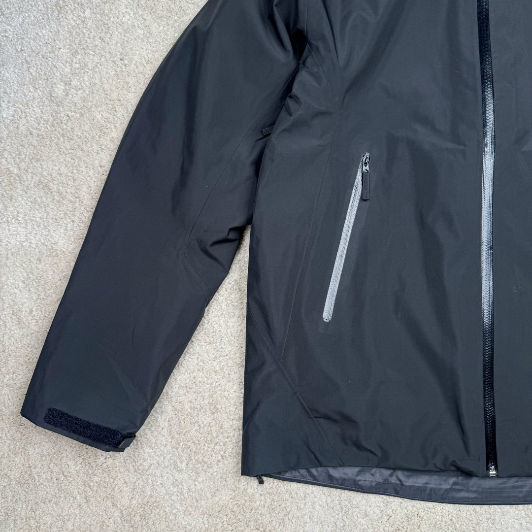 图片[6]-＃TZD Arcteryx Alpha SV 始祖鸟户外防水硬壳冲锋衣机能风拉链夹克三合一冲锋衣 羽绒内胆 双拉链 鸟家王炸款三合一冲锋衣羽绒服 一衣三穿 内胆带logo轻薄户外级羽绒服Yb四次压胶工艺 整衣3D立体仿生学设计衣长臂弯 Tri-Durance防水防雨面料 自行区别市面先行版本 强力操作推荐入手 原档案原数据开发版型 原包装原标 全套辅料定制 整衣腋下双向拉链 五金全部开模定制 吊牌书说明解析 多联水洗 这款设计简洁而通用 可提供高山环境所需的性能 采用bluesign@认证的采用带经编背衬N40P 13LGORE-TEX面料 轻薄而耐磨 防风、防水且透气 适合多种活动穿着 头盔兼容StormHood兜帽防护良好且不影响视线 插手口袋设有WaterTight拉链 便于取放物品 腋下拉链便于快速通风 拼接设计使活动自如 传统风琴交叉反向进入高山口袋设置在高位 VISLON中央正面拉链 可调节Velcro袖口魔术贴标签 兼容Zip-in 在胸前采用百灵达机器绣上了ARC TERYX徽标 多用途服装适用于多种活动和环境 高性能的简约设计 轻量而耐磨 GORE-TEX 防水、防风、透气面料可提供多面防护 -SV夹克同是Arc’teryx的明星产品 一直在高山恶劣环境中表现突出 现在功能更强大 重量更轻 尺码：S M L XL XXL-选品中心