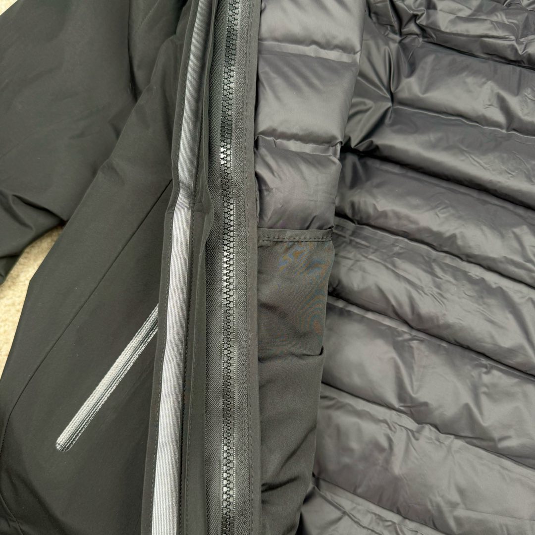 图片[11]-＃TZD Arcteryx Alpha SV 始祖鸟户外防水硬壳冲锋衣机能风拉链夹克三合一冲锋衣 羽绒内胆 双拉链 鸟家王炸款三合一冲锋衣羽绒服 一衣三穿 内胆带logo轻薄户外级羽绒服Yb四次压胶工艺 整衣3D立体仿生学设计衣长臂弯 Tri-Durance防水防雨面料 自行区别市面先行版本 强力操作推荐入手 原档案原数据开发版型 原包装原标 全套辅料定制 整衣腋下双向拉链 五金全部开模定制 吊牌书说明解析 多联水洗 这款设计简洁而通用 可提供高山环境所需的性能 采用bluesign@认证的采用带经编背衬N40P 13LGORE-TEX面料 轻薄而耐磨 防风、防水且透气 适合多种活动穿着 头盔兼容StormHood兜帽防护良好且不影响视线 插手口袋设有WaterTight拉链 便于取放物品 腋下拉链便于快速通风 拼接设计使活动自如 传统风琴交叉反向进入高山口袋设置在高位 VISLON中央正面拉链 可调节Velcro袖口魔术贴标签 兼容Zip-in 在胸前采用百灵达机器绣上了ARC TERYX徽标 多用途服装适用于多种活动和环境 高性能的简约设计 轻量而耐磨 GORE-TEX 防水、防风、透气面料可提供多面防护 -SV夹克同是Arc’teryx的明星产品 一直在高山恶劣环境中表现突出 现在功能更强大 重量更轻 尺码：S M L XL XXL-选品中心