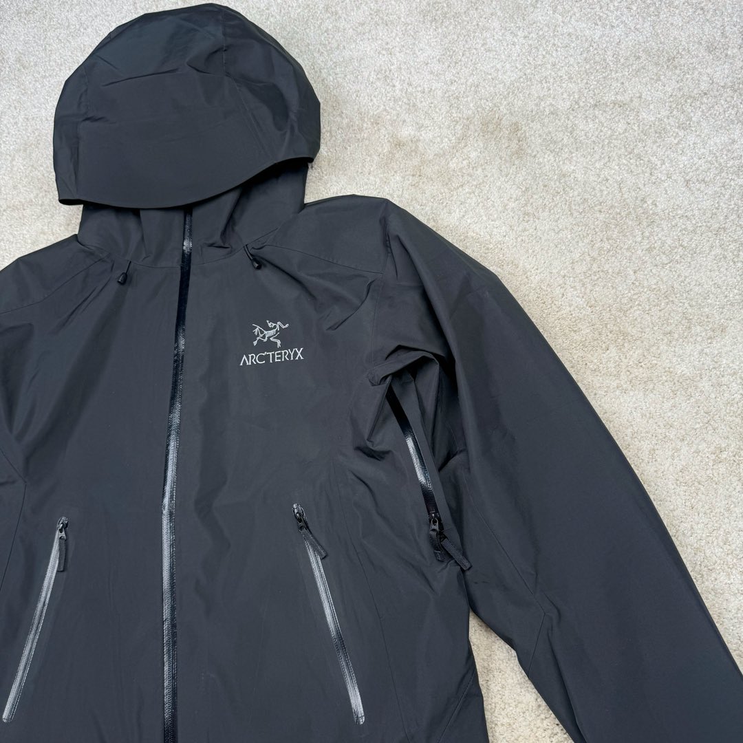 图片[9]-＃TZD Arcteryx Alpha SV 始祖鸟户外防水硬壳冲锋衣机能风拉链夹克三合一冲锋衣 羽绒内胆 双拉链 鸟家王炸款三合一冲锋衣羽绒服 一衣三穿 内胆带logo轻薄户外级羽绒服Yb四次压胶工艺 整衣3D立体仿生学设计衣长臂弯 Tri-Durance防水防雨面料 自行区别市面先行版本 强力操作推荐入手 原档案原数据开发版型 原包装原标 全套辅料定制 整衣腋下双向拉链 五金全部开模定制 吊牌书说明解析 多联水洗 这款设计简洁而通用 可提供高山环境所需的性能 采用bluesign@认证的采用带经编背衬N40P 13LGORE-TEX面料 轻薄而耐磨 防风、防水且透气 适合多种活动穿着 头盔兼容StormHood兜帽防护良好且不影响视线 插手口袋设有WaterTight拉链 便于取放物品 腋下拉链便于快速通风 拼接设计使活动自如 传统风琴交叉反向进入高山口袋设置在高位 VISLON中央正面拉链 可调节Velcro袖口魔术贴标签 兼容Zip-in 在胸前采用百灵达机器绣上了ARC TERYX徽标 多用途服装适用于多种活动和环境 高性能的简约设计 轻量而耐磨 GORE-TEX 防水、防风、透气面料可提供多面防护 -SV夹克同是Arc’teryx的明星产品 一直在高山恶劣环境中表现突出 现在功能更强大 重量更轻 尺码：S M L XL XXL-选品中心