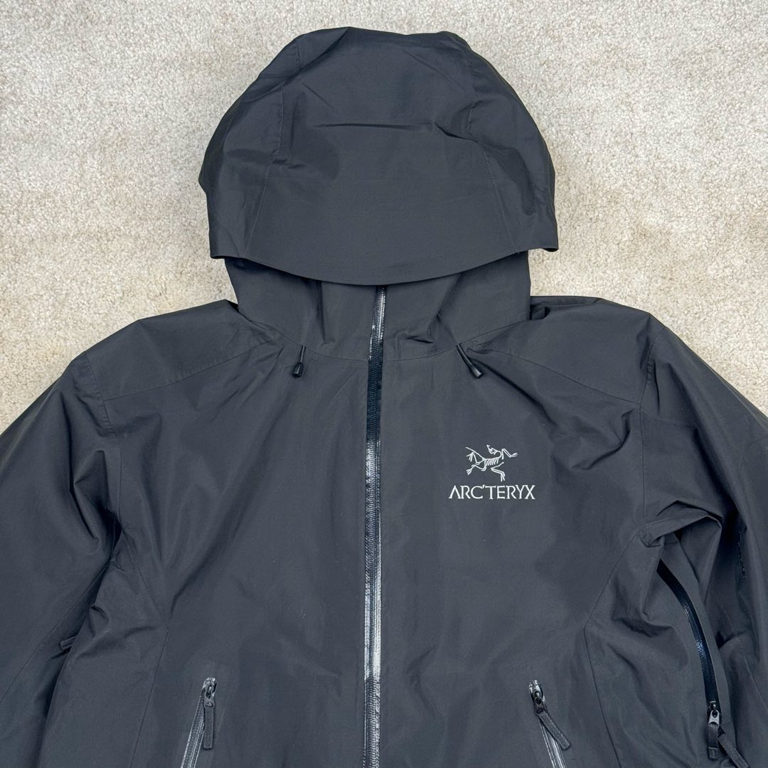 图片[5]-＃TZD Arcteryx Alpha SV 始祖鸟户外防水硬壳冲锋衣机能风拉链夹克三合一冲锋衣 羽绒内胆 双拉链 鸟家王炸款三合一冲锋衣羽绒服 一衣三穿 内胆带logo轻薄户外级羽绒服Yb四次压胶工艺 整衣3D立体仿生学设计衣长臂弯 Tri-Durance防水防雨面料 自行区别市面先行版本 强力操作推荐入手 原档案原数据开发版型 原包装原标 全套辅料定制 整衣腋下双向拉链 五金全部开模定制 吊牌书说明解析 多联水洗 这款设计简洁而通用 可提供高山环境所需的性能 采用bluesign@认证的采用带经编背衬N40P 13LGORE-TEX面料 轻薄而耐磨 防风、防水且透气 适合多种活动穿着 头盔兼容StormHood兜帽防护良好且不影响视线 插手口袋设有WaterTight拉链 便于取放物品 腋下拉链便于快速通风 拼接设计使活动自如 传统风琴交叉反向进入高山口袋设置在高位 VISLON中央正面拉链 可调节Velcro袖口魔术贴标签 兼容Zip-in 在胸前采用百灵达机器绣上了ARC TERYX徽标 多用途服装适用于多种活动和环境 高性能的简约设计 轻量而耐磨 GORE-TEX 防水、防风、透气面料可提供多面防护 -SV夹克同是Arc’teryx的明星产品 一直在高山恶劣环境中表现突出 现在功能更强大 重量更轻 尺码：S M L XL XXL-选品中心