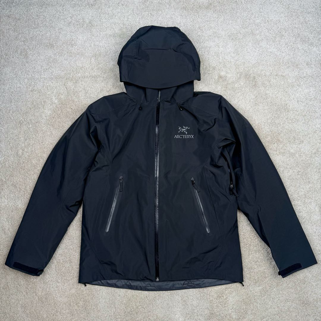 ＃TZD Arcteryx Alpha SV 始祖鸟户外防水硬壳冲锋衣机能风拉链夹克三合一冲锋衣 羽绒内胆 双拉链 鸟家王炸款三合一冲锋衣羽绒服 一衣三穿 内胆带logo轻薄户外级羽绒服Yb四次压胶工艺 整衣3D立体仿生学设计衣长臂弯 Tri-Durance防水防雨面料 自行区别市面先行版本 强力操作推荐入手 原档案原数据开发版型 原包装原标 全套辅料定制 整衣腋下双向拉链 五金全部开模定制 吊牌书说明解析 多联水洗 这款设计简洁而通用 可提供高山环境所需的性能 采用bluesign@认证的采用带经编背衬N40P 13LGORE-TEX面料 轻薄而耐磨 防风、防水且透气 适合多种活动穿着 头盔兼容StormHood兜帽防护良好且不影响视线 插手口袋设有WaterTight拉链 便于取放物品 腋下拉链便于快速通风 拼接设计使活动自如 传统风琴交叉反向进入高山口袋设置在高位 VISLON中央正面拉链 可调节Velcro袖口魔术贴标签 兼容Zip-in 在胸前采用百灵达机器绣上了ARC TERYX徽标 多用途服装适用于多种活动和环境 高性能的简约设计 轻量而耐磨 GORE-TEX 防水、防风、透气面料可提供多面防护 -SV夹克同是Arc’teryx的明星产品 一直在高山恶劣环境中表现突出 现在功能更强大 重量更轻 尺码：S M L XL XXL-选品中心