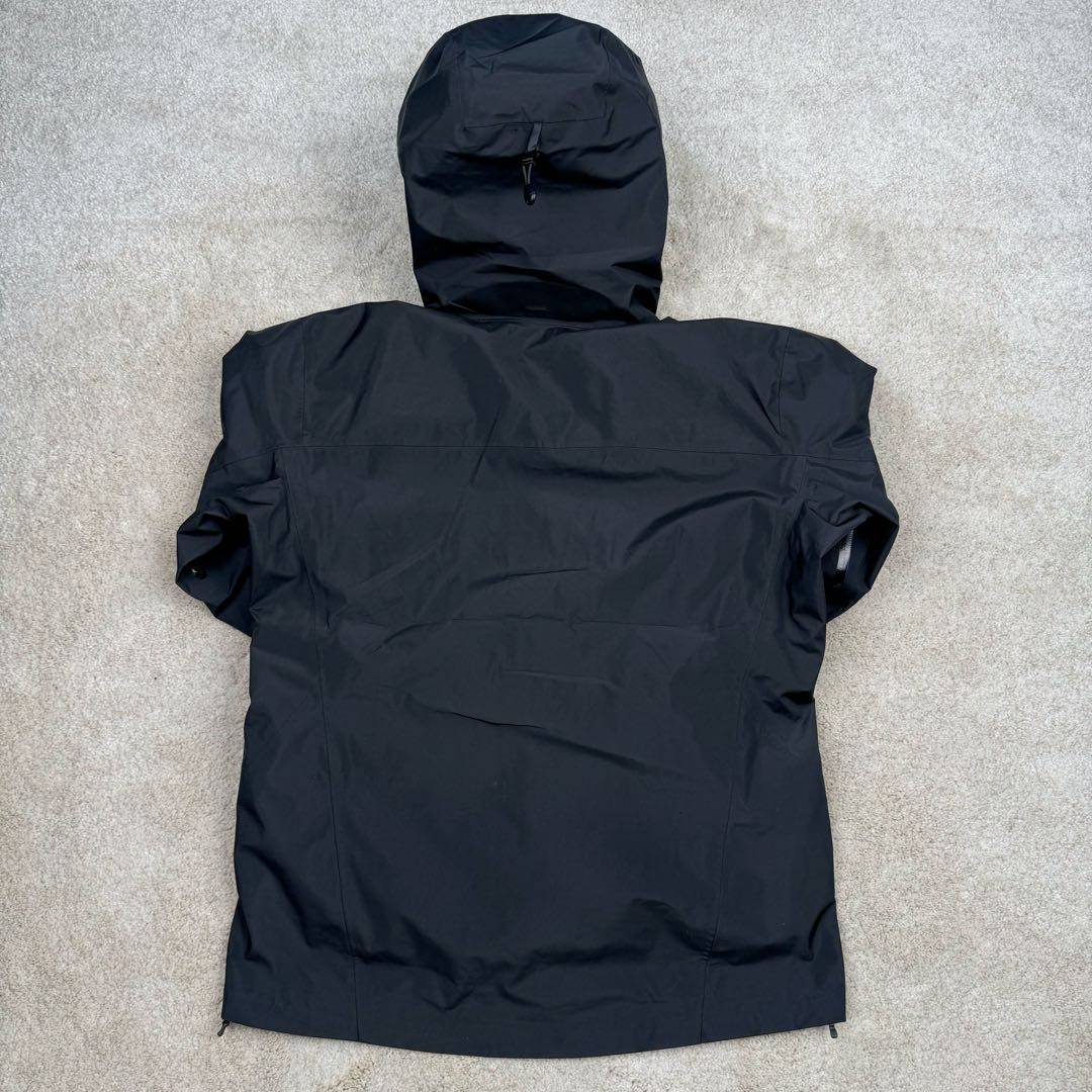 图片[3]-＃TZD Arcteryx Alpha SV 始祖鸟户外防水硬壳冲锋衣机能风拉链夹克三合一冲锋衣 羽绒内胆 双拉链 鸟家王炸款三合一冲锋衣羽绒服 一衣三穿 内胆带logo轻薄户外级羽绒服Yb四次压胶工艺 整衣3D立体仿生学设计衣长臂弯 Tri-Durance防水防雨面料 自行区别市面先行版本 强力操作推荐入手 原档案原数据开发版型 原包装原标 全套辅料定制 整衣腋下双向拉链 五金全部开模定制 吊牌书说明解析 多联水洗 这款设计简洁而通用 可提供高山环境所需的性能 采用bluesign@认证的采用带经编背衬N40P 13LGORE-TEX面料 轻薄而耐磨 防风、防水且透气 适合多种活动穿着 头盔兼容StormHood兜帽防护良好且不影响视线 插手口袋设有WaterTight拉链 便于取放物品 腋下拉链便于快速通风 拼接设计使活动自如 传统风琴交叉反向进入高山口袋设置在高位 VISLON中央正面拉链 可调节Velcro袖口魔术贴标签 兼容Zip-in 在胸前采用百灵达机器绣上了ARC TERYX徽标 多用途服装适用于多种活动和环境 高性能的简约设计 轻量而耐磨 GORE-TEX 防水、防风、透气面料可提供多面防护 -SV夹克同是Arc’teryx的明星产品 一直在高山恶劣环境中表现突出 现在功能更强大 重量更轻 尺码：S M L XL XXL-选品中心