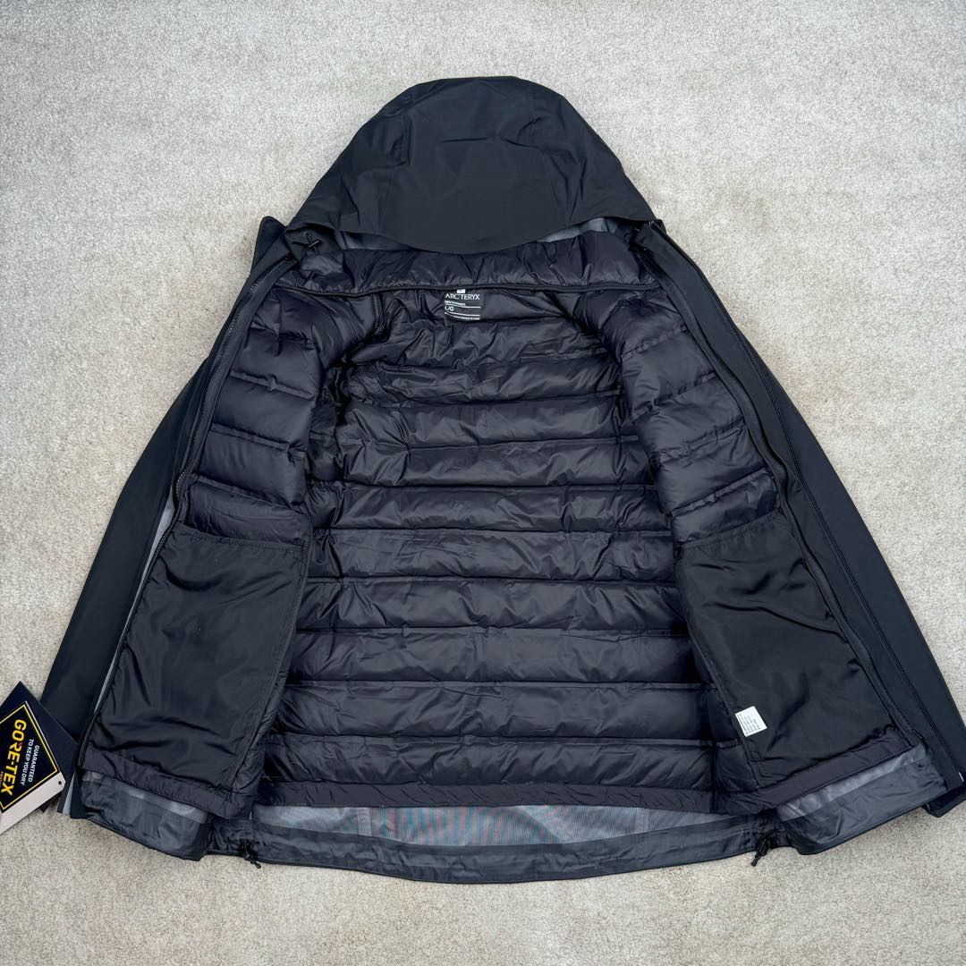 图片[4]-＃TZD Arcteryx Alpha SV 始祖鸟户外防水硬壳冲锋衣机能风拉链夹克三合一冲锋衣 羽绒内胆 双拉链 鸟家王炸款三合一冲锋衣羽绒服 一衣三穿 内胆带logo轻薄户外级羽绒服Yb四次压胶工艺 整衣3D立体仿生学设计衣长臂弯 Tri-Durance防水防雨面料 自行区别市面先行版本 强力操作推荐入手 原档案原数据开发版型 原包装原标 全套辅料定制 整衣腋下双向拉链 五金全部开模定制 吊牌书说明解析 多联水洗 这款设计简洁而通用 可提供高山环境所需的性能 采用bluesign@认证的采用带经编背衬N40P 13LGORE-TEX面料 轻薄而耐磨 防风、防水且透气 适合多种活动穿着 头盔兼容StormHood兜帽防护良好且不影响视线 插手口袋设有WaterTight拉链 便于取放物品 腋下拉链便于快速通风 拼接设计使活动自如 传统风琴交叉反向进入高山口袋设置在高位 VISLON中央正面拉链 可调节Velcro袖口魔术贴标签 兼容Zip-in 在胸前采用百灵达机器绣上了ARC TERYX徽标 多用途服装适用于多种活动和环境 高性能的简约设计 轻量而耐磨 GORE-TEX 防水、防风、透气面料可提供多面防护 -SV夹克同是Arc’teryx的明星产品 一直在高山恶劣环境中表现突出 现在功能更强大 重量更轻 尺码：S M L XL XXL-选品中心