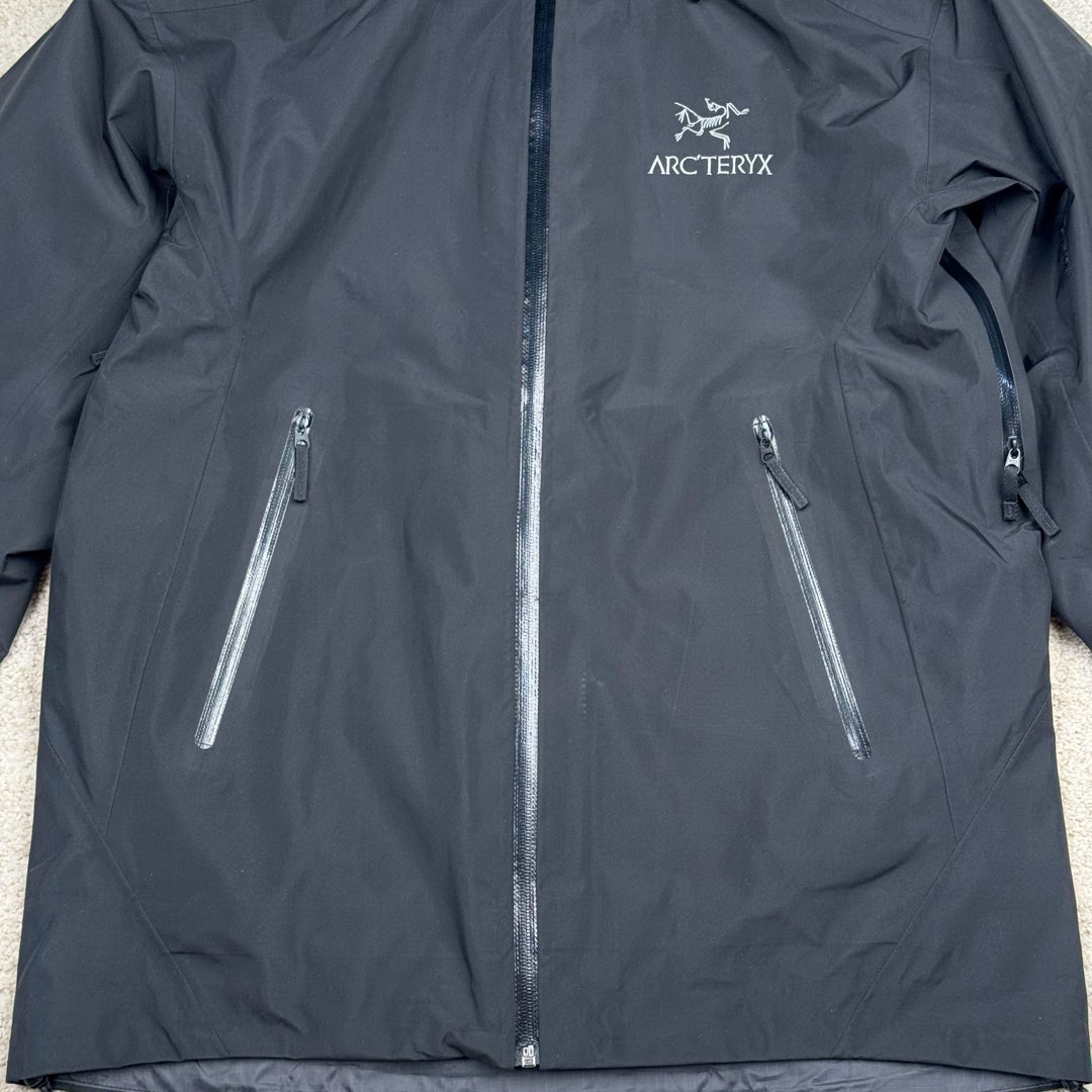 图片[10]-＃TZD Arcteryx Alpha SV 始祖鸟户外防水硬壳冲锋衣机能风拉链夹克三合一冲锋衣 羽绒内胆 双拉链 鸟家王炸款三合一冲锋衣羽绒服 一衣三穿 内胆带logo轻薄户外级羽绒服Yb四次压胶工艺 整衣3D立体仿生学设计衣长臂弯 Tri-Durance防水防雨面料 自行区别市面先行版本 强力操作推荐入手 原档案原数据开发版型 原包装原标 全套辅料定制 整衣腋下双向拉链 五金全部开模定制 吊牌书说明解析 多联水洗 这款设计简洁而通用 可提供高山环境所需的性能 采用bluesign@认证的采用带经编背衬N40P 13LGORE-TEX面料 轻薄而耐磨 防风、防水且透气 适合多种活动穿着 头盔兼容StormHood兜帽防护良好且不影响视线 插手口袋设有WaterTight拉链 便于取放物品 腋下拉链便于快速通风 拼接设计使活动自如 传统风琴交叉反向进入高山口袋设置在高位 VISLON中央正面拉链 可调节Velcro袖口魔术贴标签 兼容Zip-in 在胸前采用百灵达机器绣上了ARC TERYX徽标 多用途服装适用于多种活动和环境 高性能的简约设计 轻量而耐磨 GORE-TEX 防水、防风、透气面料可提供多面防护 -SV夹克同是Arc’teryx的明星产品 一直在高山恶劣环境中表现突出 现在功能更强大 重量更轻 尺码：S M L XL XXL-选品中心